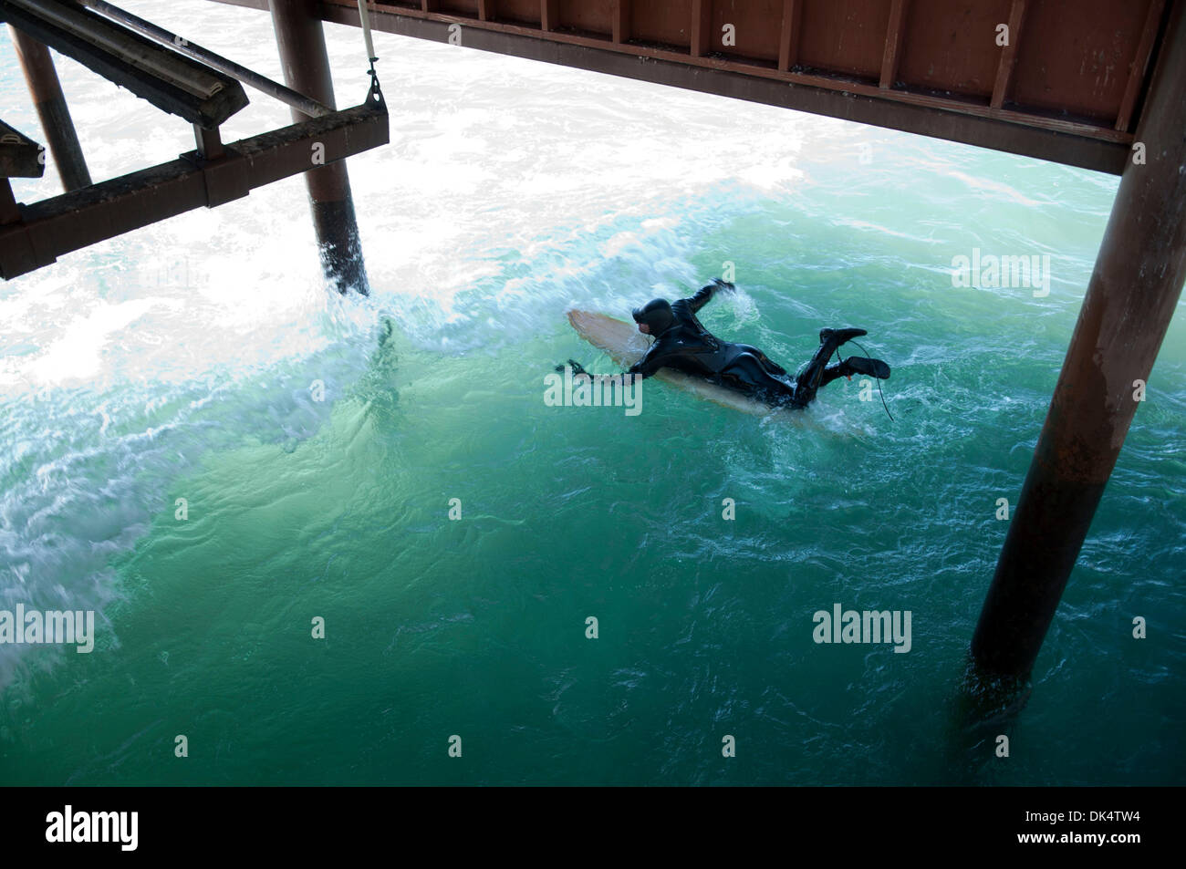 Febbraio 15, 2011 - Lake Tahoe, CA, Stati Uniti d'America - un surfista pagaie torna a le onde del lago Tahoe..Surfers prendere le onde del lago Tahoe durante una forte tempesta di vento che precedono una tempesta di neve che si sta muovendo a. Le onde prodotte dai forti venti sono cavalcato da surfisti e paddleboarders. Il clima invernale richiede i surfisti a pieno indossare abbigliamento protettivo per proteggerli dal f Foto Stock