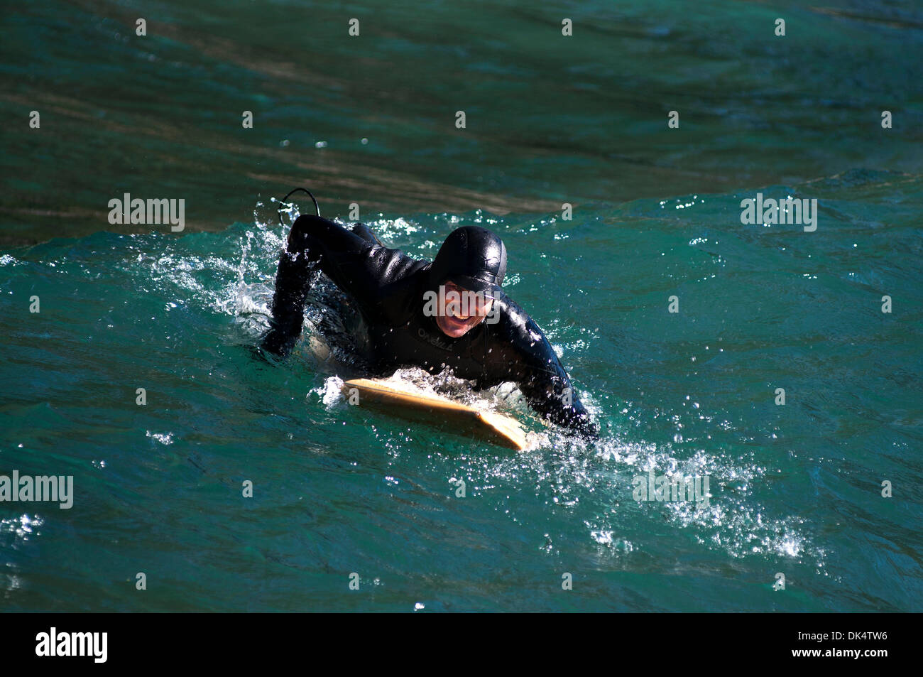 Febbraio 15, 2011 - Lake Tahoe, CA, Stati Uniti d'America - Rory Koff è tutto sorrisi come egli rema fuori a prendere le onde sul Lago Tahoe..Surfers prendere le onde del lago Tahoe durante una forte tempesta di vento che precedono una tempesta di neve che si sta muovendo a. Le onde prodotte dai forti venti sono cavalcato da surfisti e paddleboarders. Il clima invernale richiede i surfisti a pieno indossare indumenti di protezione per proteggere Foto Stock