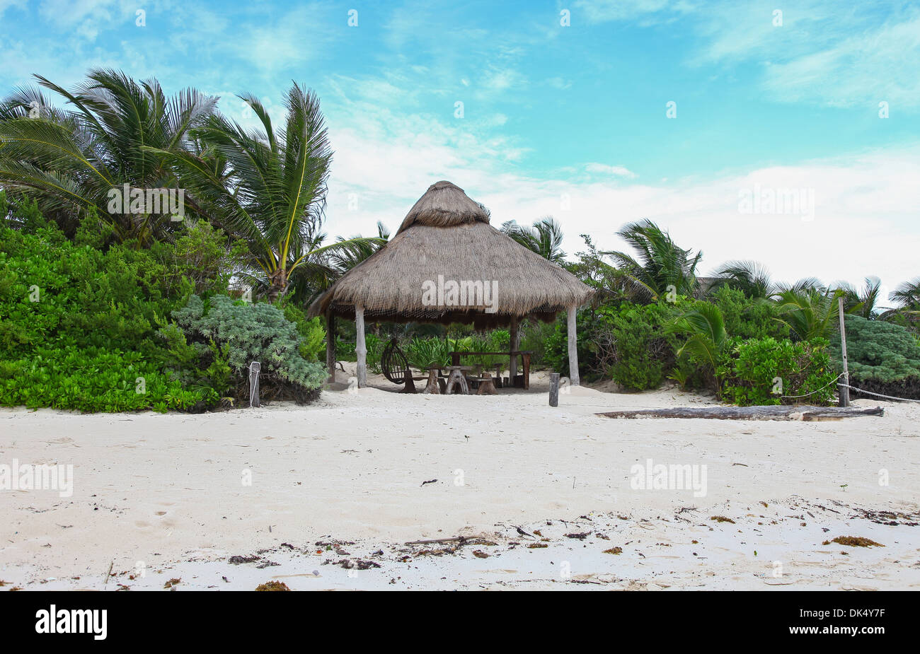 Una spiaggia con tetto in paglia capanna a un albergo di lusso a 5 stelle Riviera Maya Cancun Quintana Roo Penisola dello Yucatan Messico America del Nord Foto Stock