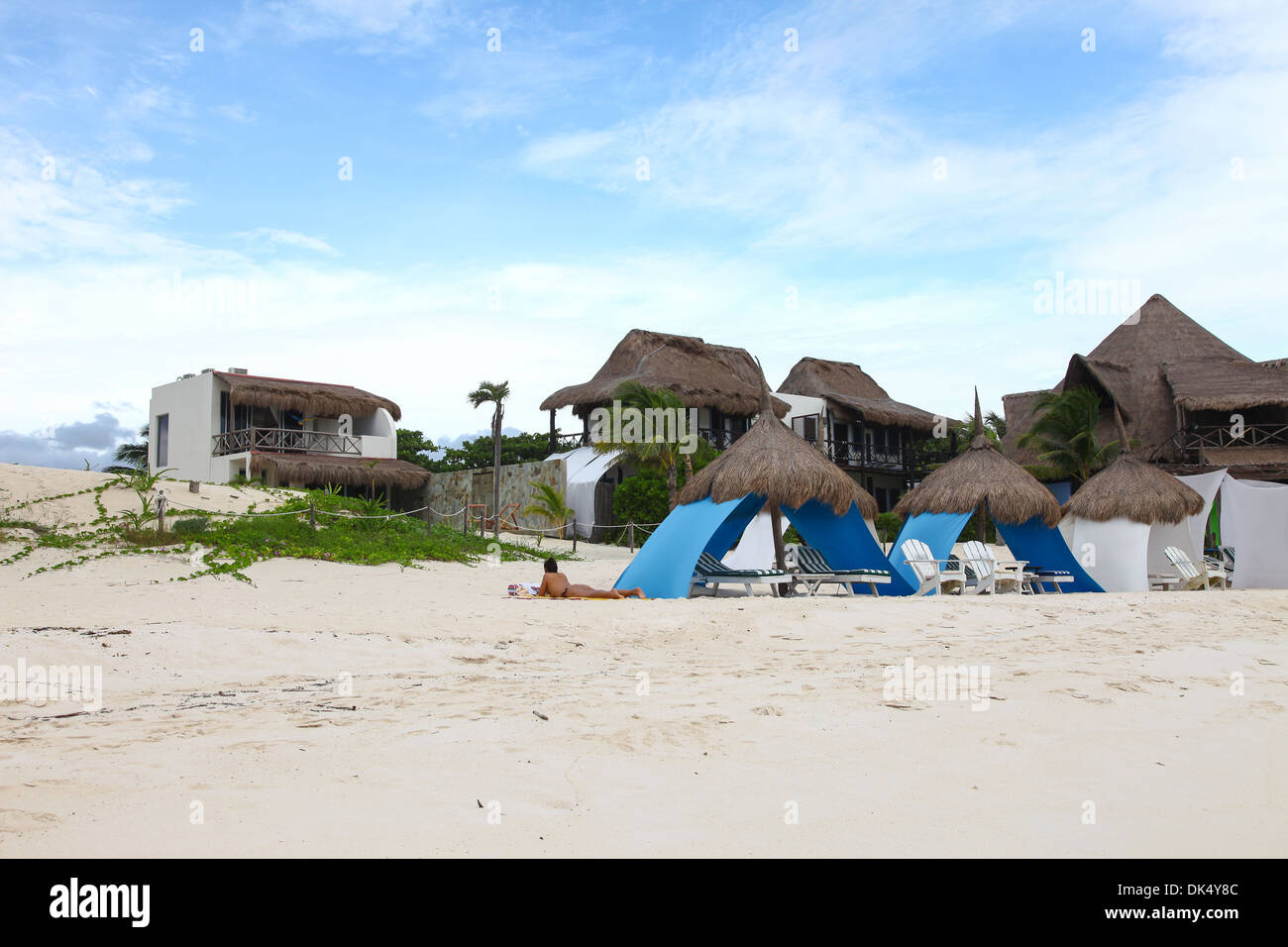 Spiaggia di paglia di capanne presso un albergo di lusso a 5 stelle Riviera Maya Cancun Quintana Roo Penisola dello Yucatan Messico America del Nord Foto Stock
