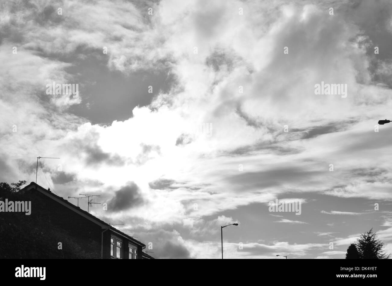 Cielo blu, il bianco delle nuvole skyscape Foto Stock