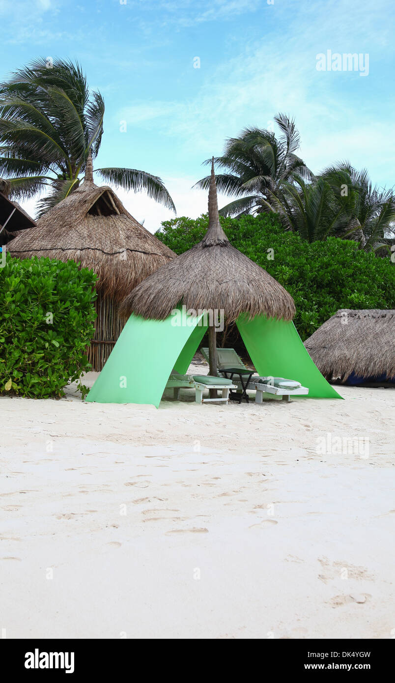 Spiaggia di paglia di capanne presso un albergo di lusso a 5 stelle Riviera Maya Cancun Quintana Roo Penisola dello Yucatan Messico America del Nord Foto Stock