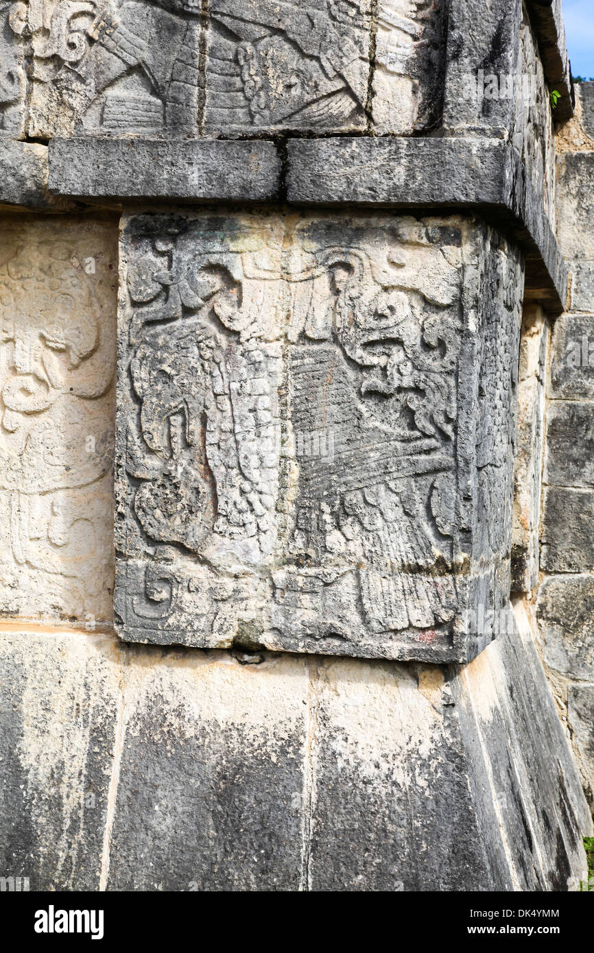 Dettagli di sculture in pietra a Chichen Itza rovine maya sulla penisola dello Yucatan Messico America del Nord Foto Stock