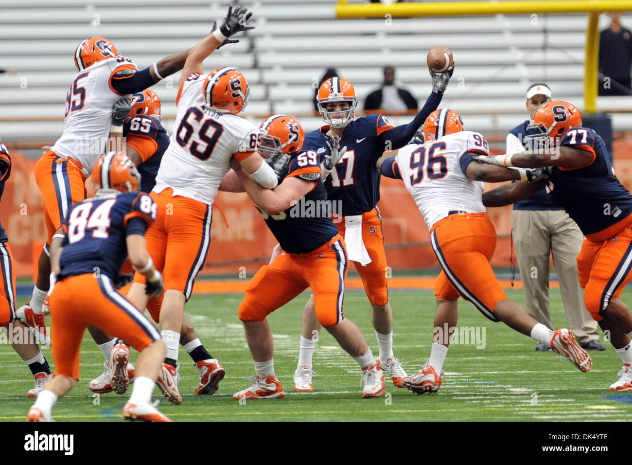 Apr. 16, 2011 - Syracuse, New York, Stati Uniti - Siracusa Orange quarterback Charley Loeb (17) rende il passaggio dalla tasca nel secondo trimestre dell annuale blu/bianco gioco al Carrier Dome in Syracuse, New York. (Credito Immagine: © Michael Johnson/Southcreek globale/ZUMAPRESS.com) Foto Stock