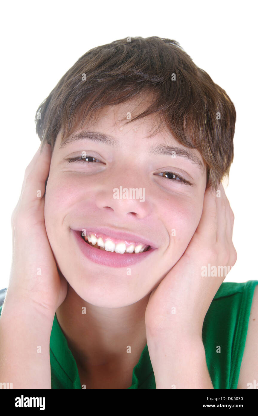 Ridendo boy appoggiata sulla sua mano isolati su sfondo bianco Foto Stock