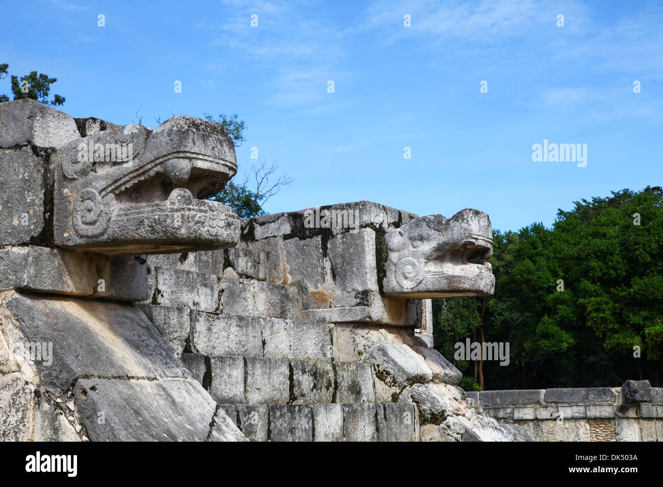 Chiusura del serpente di pietra testine a Chichen Itza rovine maya sulla penisola dello Yucatan Messico America del Nord Foto Stock