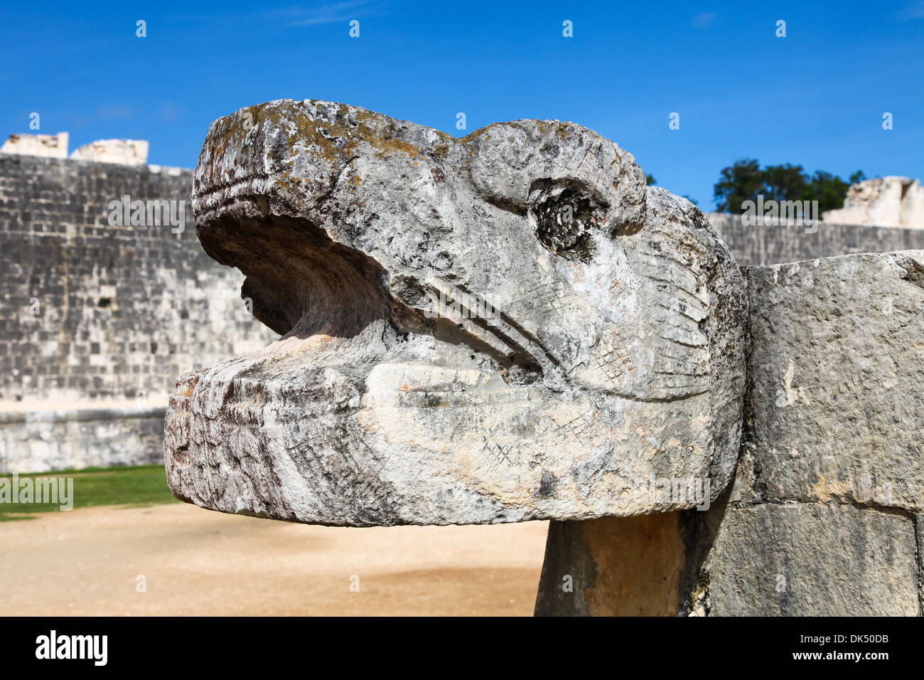 In prossimità di una pietra testa di serpente a Chichen Itza rovine maya sulla penisola dello Yucatan Messico America del Nord Foto Stock