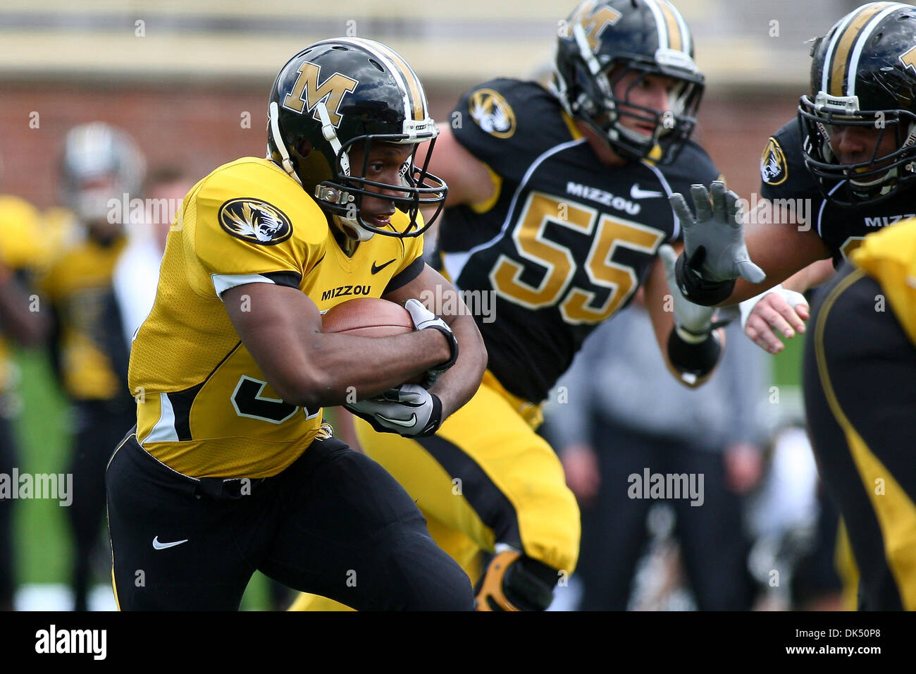 Apr. 16, 2011 - Columbia, Missouri, Stati Uniti d'America - Missouri Tigers tailback Kellen Wright (33) in azione durante il 2011 Nero e oro calcio molla scrimmage che è giocato per contrassegnare la fine della molla sessione pratica. Il gioco è stato giocato sul campo Faurot presso il Memorial Stadium nel campus dell'Università del Missouri a Columbia nel Missouri. (Credito Immagine: © Scott K Foto Stock