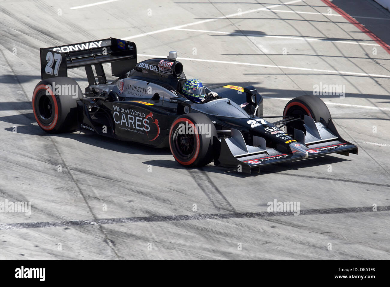 Apr. 17, 2011 - Long Beach, California, Stati Uniti d'America - Mike Conway driver della #27 Finestra si prende cura del mondo auto, si prepara a prendere una volta, durante l'Izod Indy Car Series evento attraverso il 1,96 mile street corso attraverso le strade di Long Beach, California. Il trentasettesimo "Grand Prix di Long Beach. Conway sarebbe andare a vincere la gara, la sua prima vittoria della carriera. (Immagine di credito Foto Stock