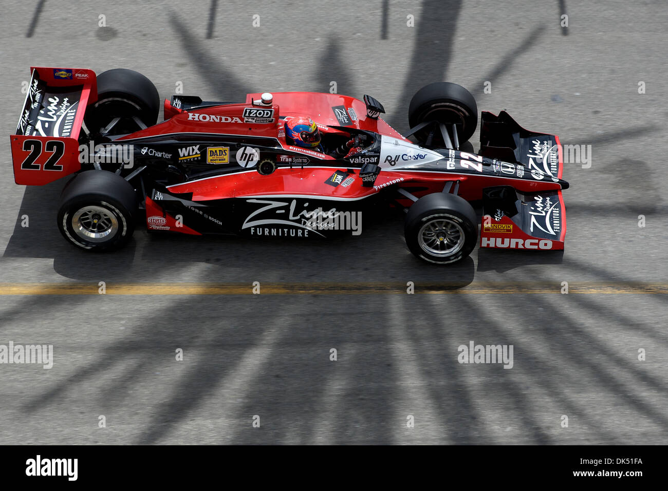 Apr. 17, 2011 - Long Beach, California, Stati Uniti d'America - Marco Andretti conducente della #26 Venom energia approcci auto girare a quattro durante la Izod Indy Car Series gara attraverso le strade di Long Beach, California. Andretti avrebbero finito 26 generale dopo il completamento solo 48 giri di 1,96 mile street corso. (Credito Immagine: © Tony Leon/Southcreek globale/ZUMAPRESS.com) Foto Stock