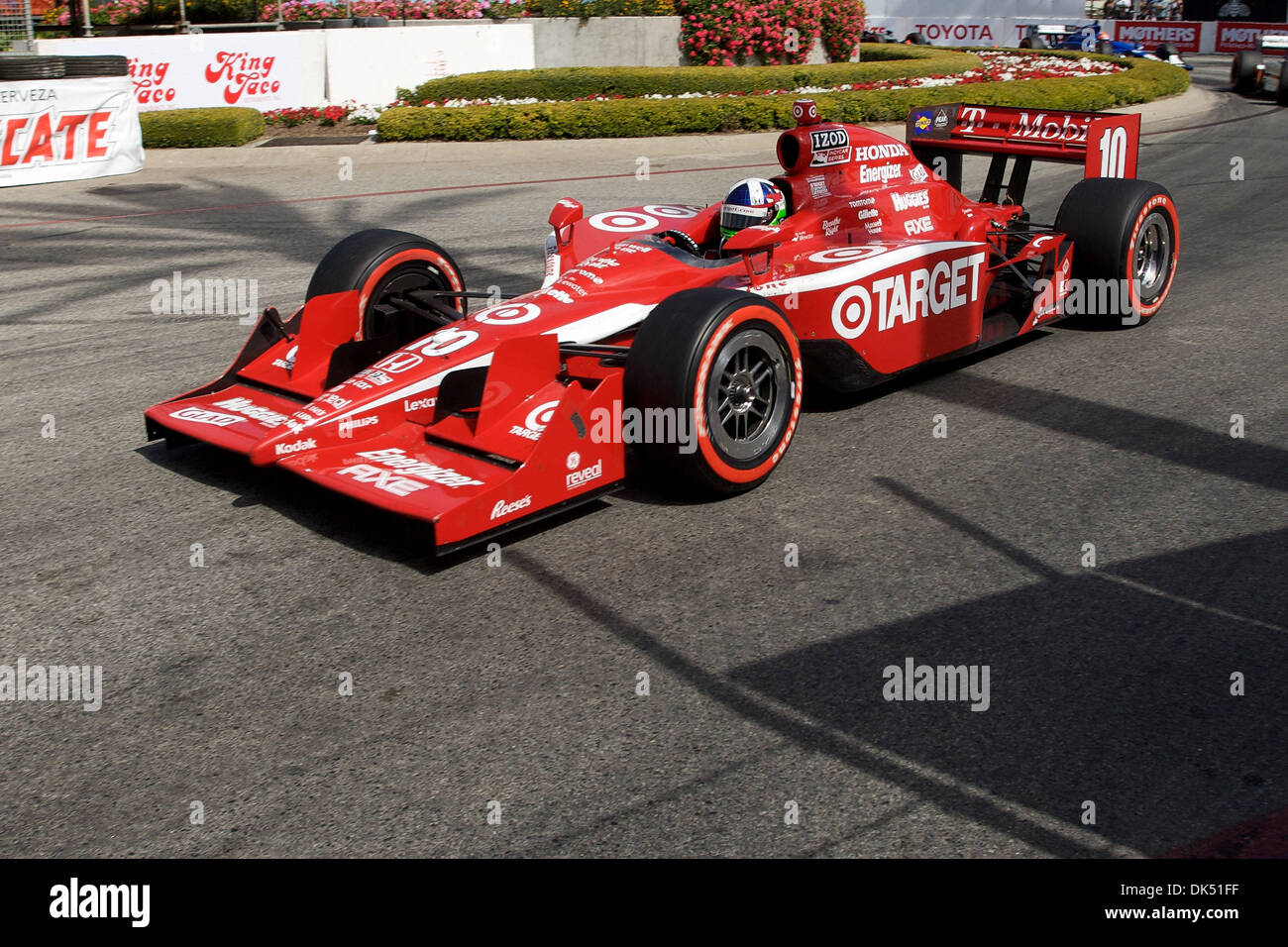 Apr. 17, 2011 - Long Beach, California, Stati Uniti d'America - Dario Franchitti driver della #10 auto Target si avvicina a loro volta tre durante l'Izod serie Indy gara attraverso le strade di Long Beach, California. Franchitti sarebbe andato a finire il 1,96 mile street corso gara al terzo posto. (Credito Immagine: © Tony Leon/Southcreek globale/ZUMAPRESS.com) Foto Stock