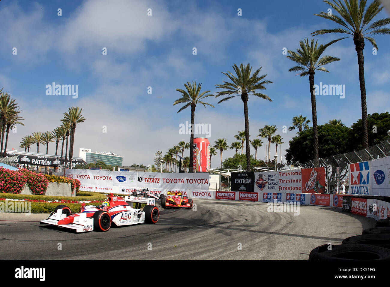 Apr. 17, 2011 - Long Beach, California, Stati Uniti d'America - Gara automobili venire intorno alla fontana a sua volta tre, durante il trentasettesimo "Grand Prix di Long Beach. Parte dell'Izod Indy Car Series gara circuito, il 1,96 mile street corso attraverso le strade di Long Beach, California. (Credito Immagine: © Tony Leon/Southcreek globale/ZUMAPRESS.com) Foto Stock