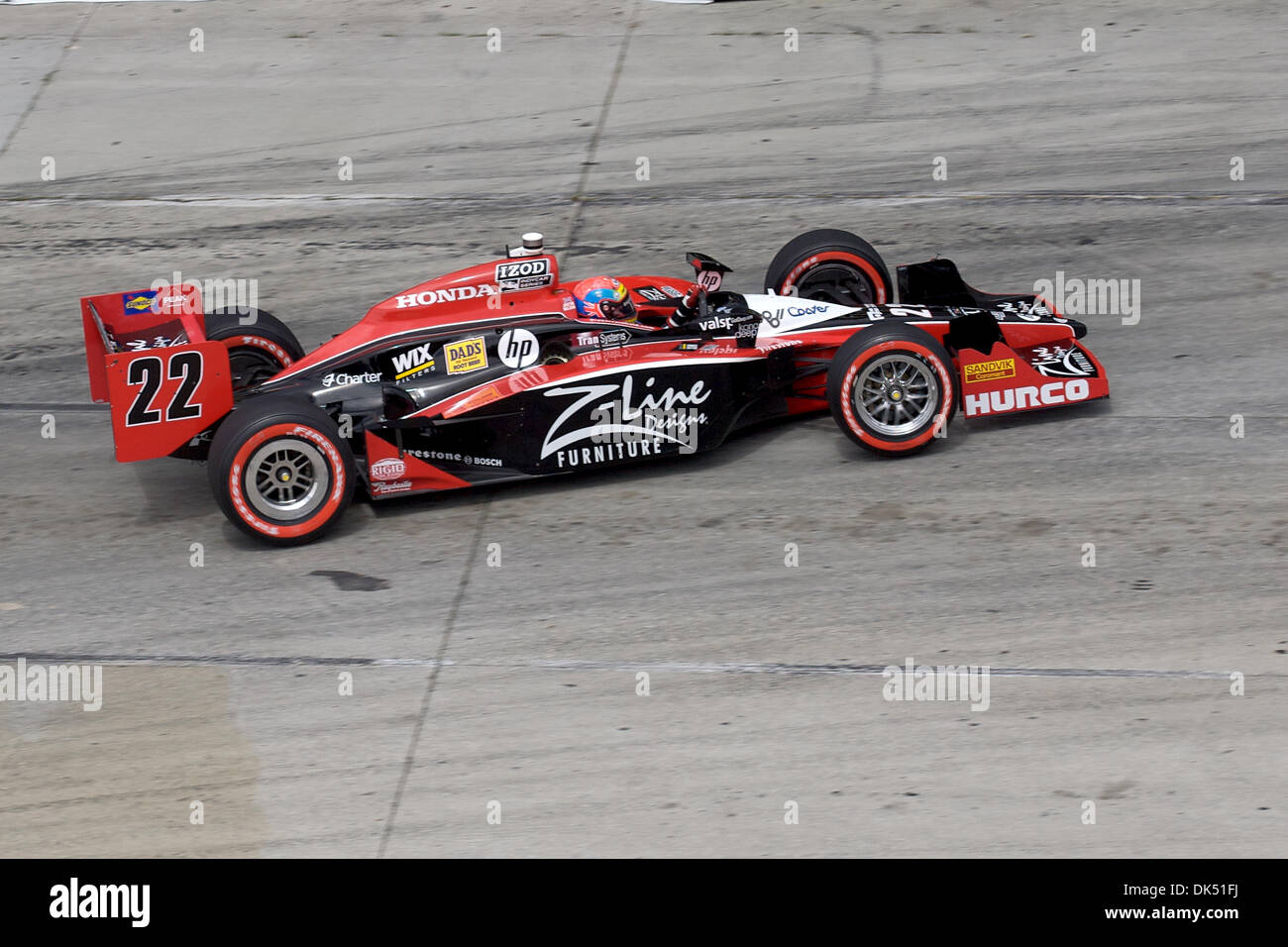 Apr. 17, 2011 - Long Beach, California, Stati Uniti d'America - Justin Wilson driver della #22 mobili ZLine auto, velocità in uscita di curva cinque durante l'Izod serie Indy gara attraverso le strade di Long Beach, California. Wilson potrebbe andare a finire la gara nel ventiduesimo posto assoluto. (Credito Immagine: © Tony Leon/Southcreek globale/ZUMAPRESS.com) Foto Stock