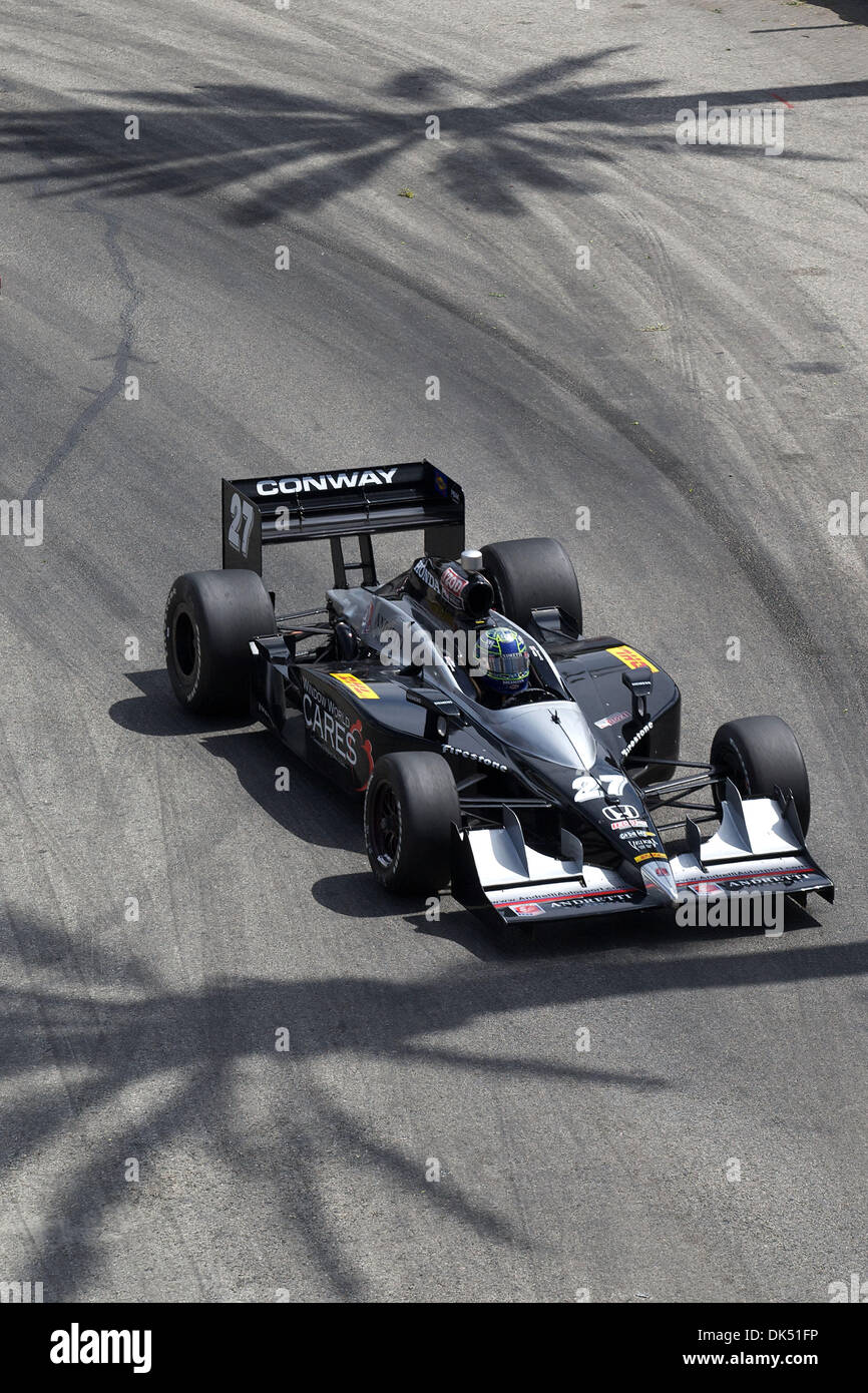 Apr. 17, 2011 - Long Beach, California, Stati Uniti d'America - Mike Conway driver della #27 Finestra cura del mondo macchina si avvicina girare a tre durante l'Izod Indy Car Series gara attraverso le strade di Long Beach, California. Conway sarebbe andare a vincere il trentasettesimo "Grand Prix di Long Beach. (Credito Immagine: © Tony Leon/Southcreek globale/ZUMAPRESS.com) Foto Stock