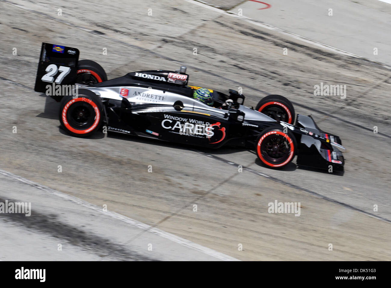 Apr. 17, 2011 - Long Beach, California, Stati Uniti d'America - Mike Conway driver della #27 Finestra assistenza mondiale auto fa il giro alla curva 5 durante l'Izod Indy Car Series gara attraverso le strade di Long Beach, California. Conway sarebbe andare a vincere la 1,96 mile street corso, trentasettesimo "Grand Prix di Long Beach. Conway prima vittoria della carriera. (Credito Immagine: © Tony Leon/Southcr Foto Stock