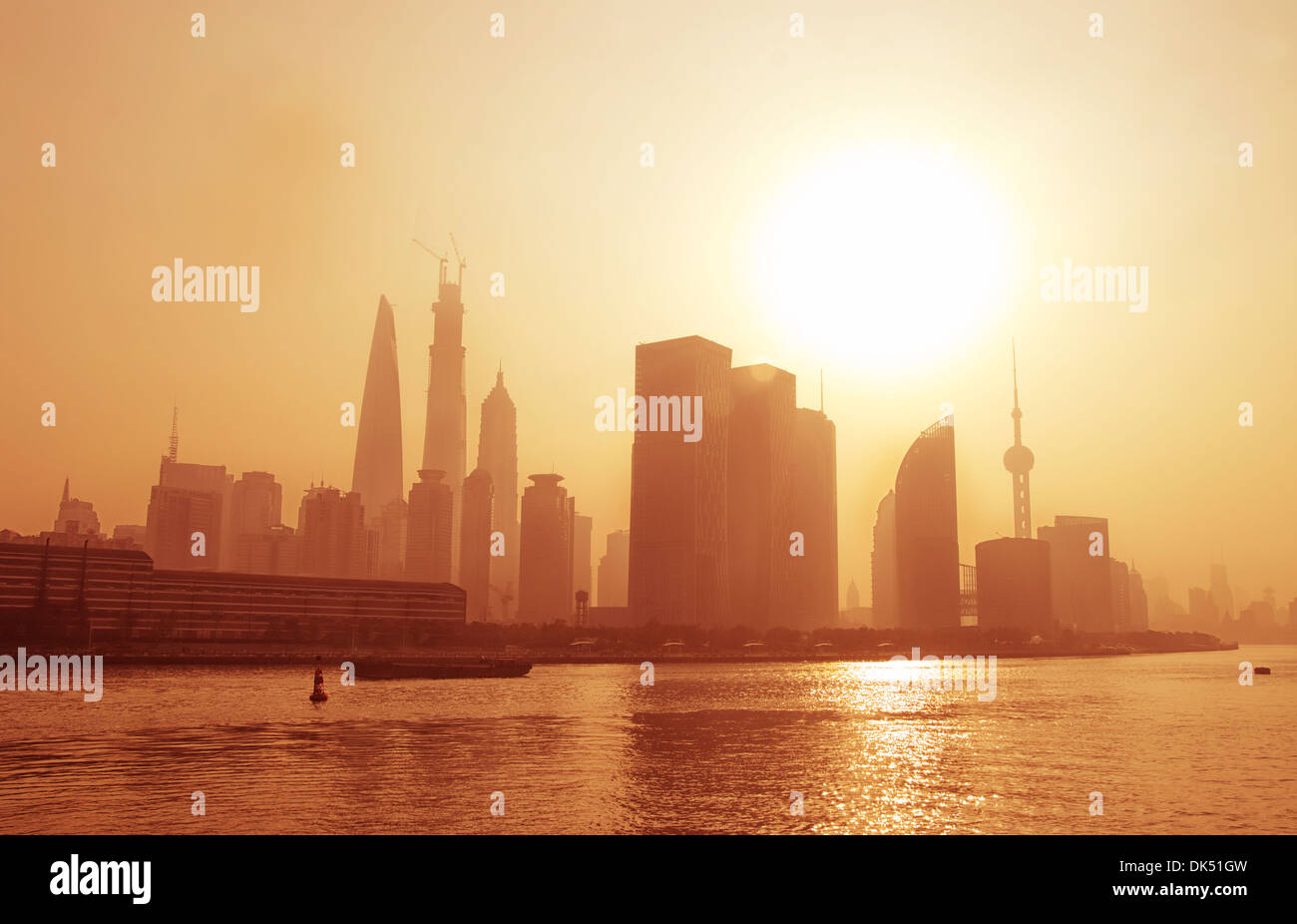 Cina Shanghai - nov 15.2013: grande città nella nebbia, Shanghai. Foto Stock