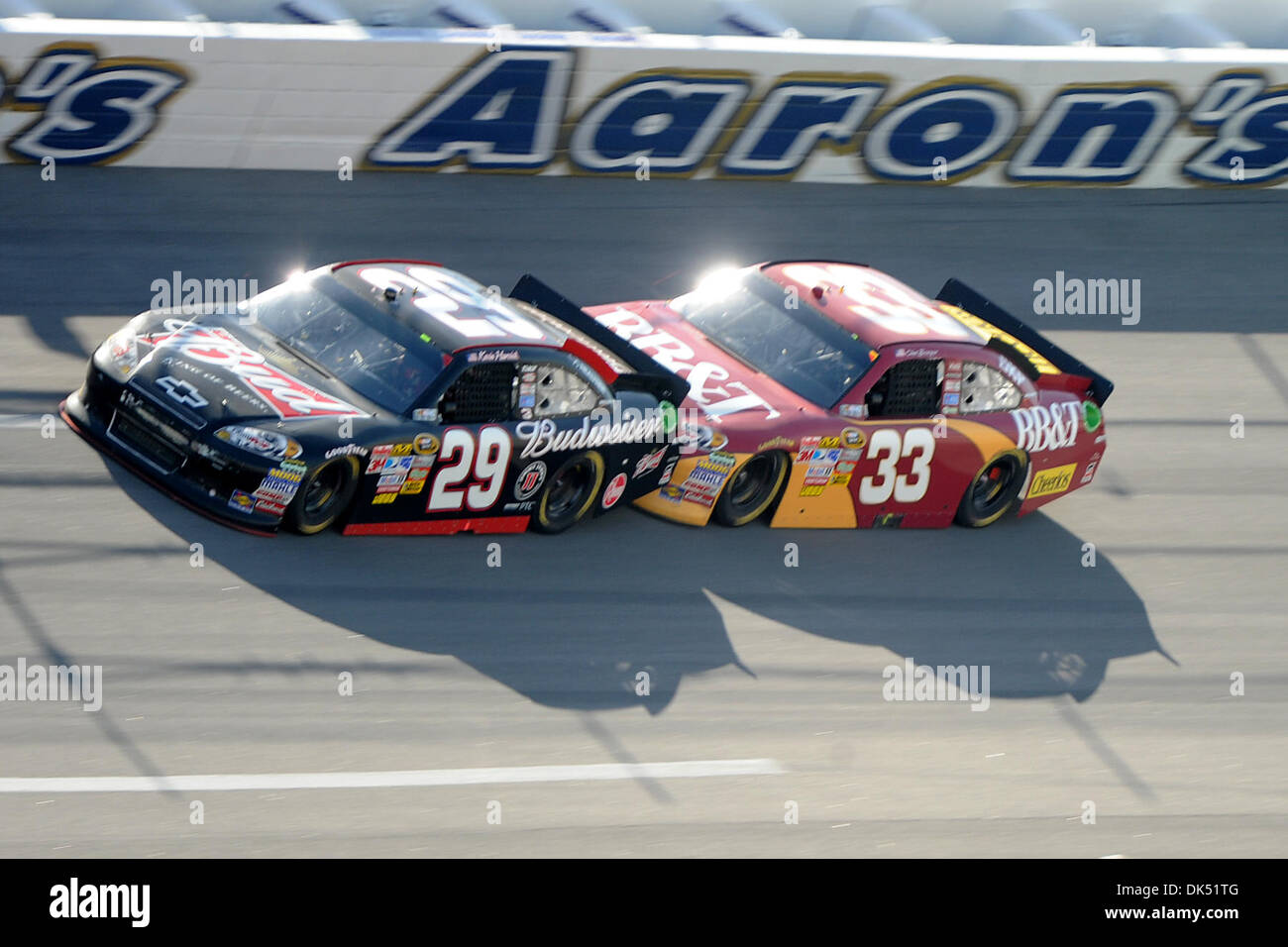 Apr. 17, 2011 - Talladega, Alabama, Stati Uniti - Kevin Harvick driver della Richard Childress Racing Chevrolet (29ÃŠ) e Clint Bowyer driver della Richard Childress Racing Chevrolet (33ÃŠ) nel AaronÃ•S 499 a Talladega Superspeedway di Talladega Alabama. (Credito Immagine: © Marty Bingham Southcreek/Global/ZUMAPRESS.com) Foto Stock