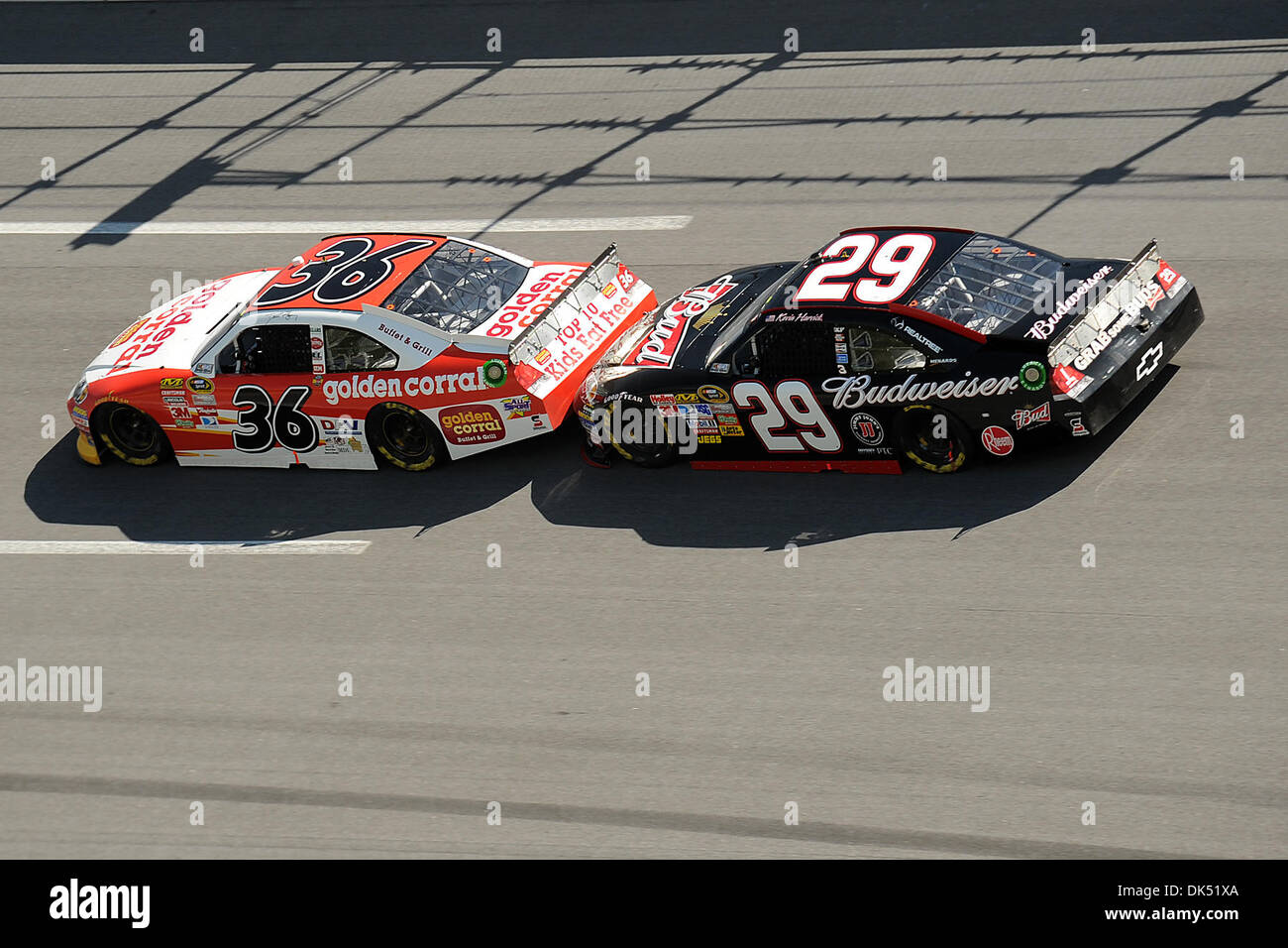 Apr. 17, 2011 - Talladega, Alabama, Stati Uniti - Dave Blaney driver del Tommy Baldwin Racing Chevrolet (36ÃŠ) e Kevin Harvick driver della Richard Childress Racing Chevrolet (29ÃŠ) nel AaronÃ•S 499 a Talladega Superspeedway di Talladega Alabama. (Credito Immagine: © Marty Bingham Southcreek/Global/ZUMAPRESS.com) Foto Stock
