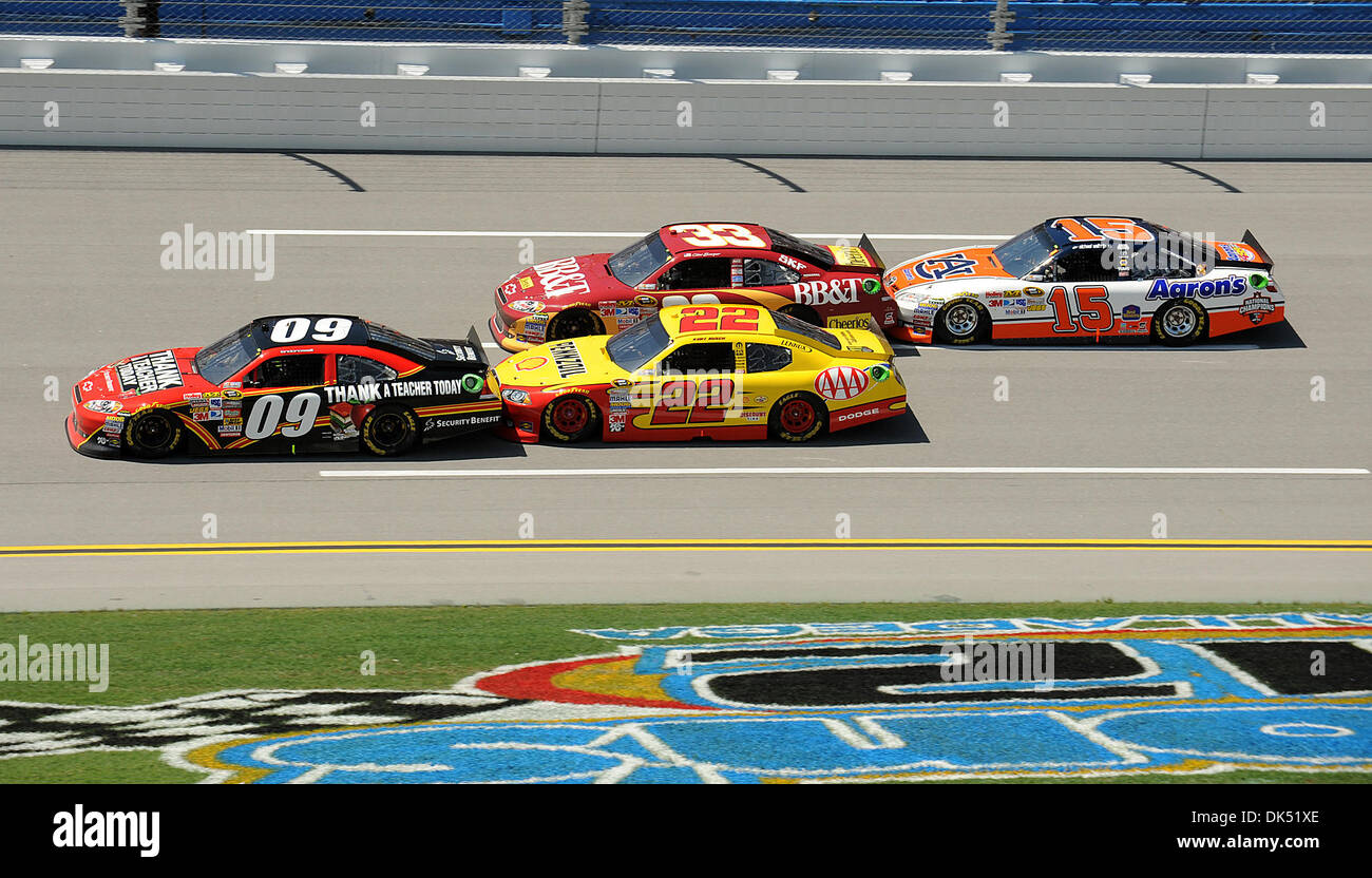 Apr. 17, 2011 - Talladega, Alabama, Stati Uniti - Kurt Busch pilota della Penske Racing Dodge (22ÃŠ) ,Clint Bowyer driver della Richard Childress Racing Chevrolet (33ÃŠ) e Michael Waltrip redazione in AaronÃ•S 499 a Talladega Superspeedway di Talladega Alabama. (Credito Immagine: © Marty Bingham Southcreek/Global/ZUMAPRESS.com) Foto Stock