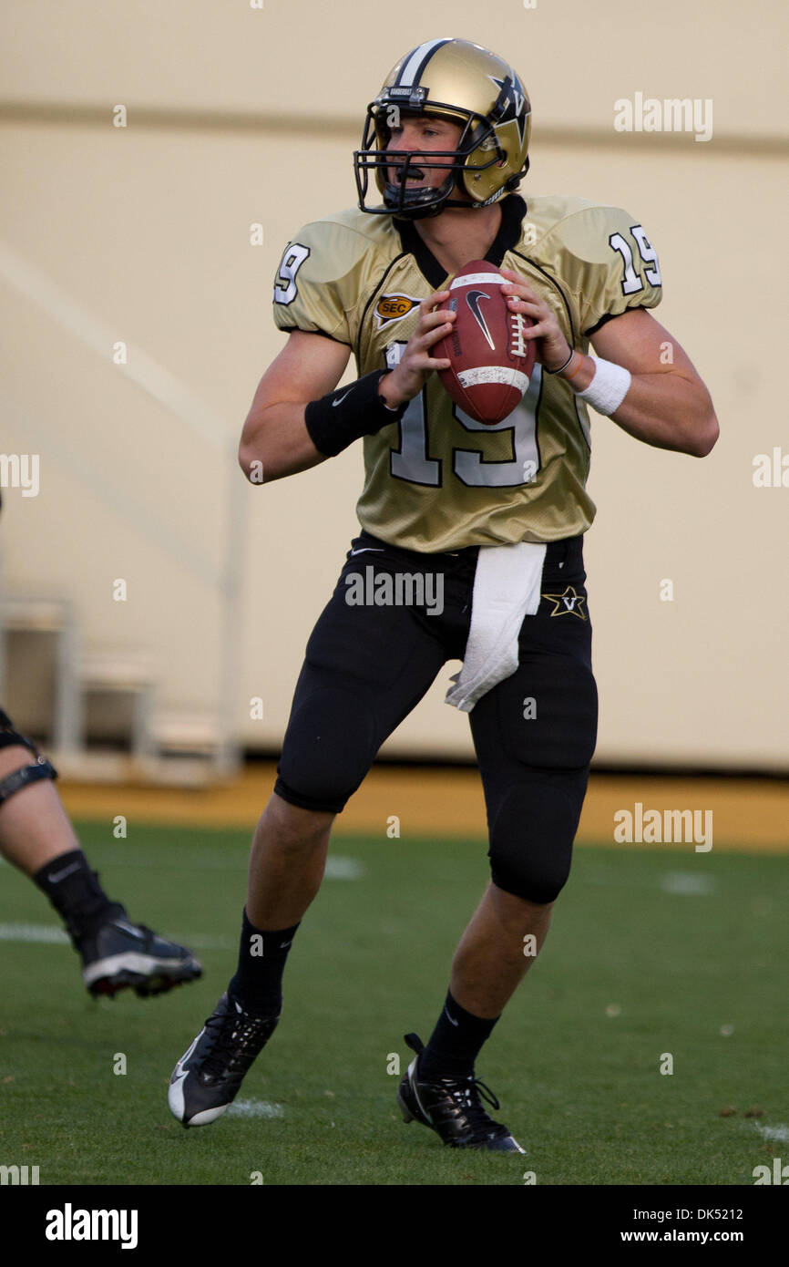 Apr. 17, 2011 - Nashville, Tennessee, Stati Uniti - Vanderbilt Commodore quarterback John Townsley (19) si prepara a passare allo stadio di Vanderbilt di Nashville, TN (credito Immagine: © Wagner/Southcreek globale/ZUMAPRESS.com) Foto Stock