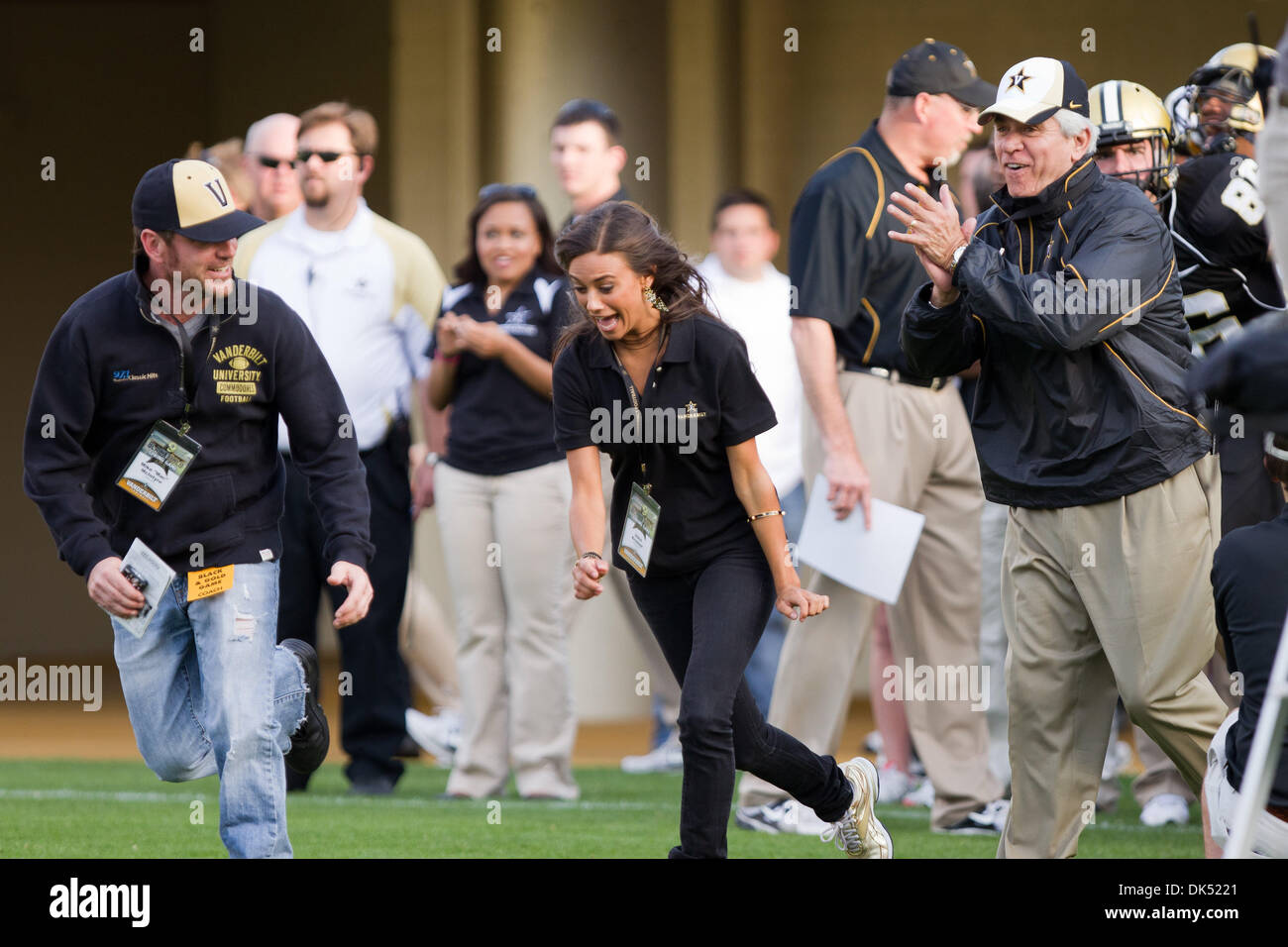 Apr. 17, 2011 - Nashville, Tennessee, Stati Uniti - Allenatori onorario portano il team sul campo presso lo stadio di Vanderbilt di Nashville, TN (credito Immagine: © Wagner/Southcreek globale/ZUMAPRESS.com) Foto Stock