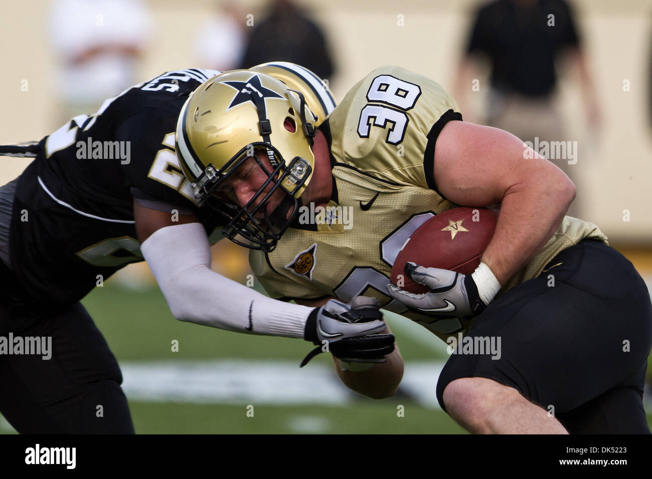 Apr. 17, 2011 - Nashville, Tennessee, Stati Uniti - Vanderbilt Commodore manualmente l'estremità Fitz Lassing (38) guadagni a pochi metri a Vanderbilt Stadium di Nashville, TN (credito Immagine: © Wagner/Southcreek globale/ZUMAPRESS.com) Foto Stock