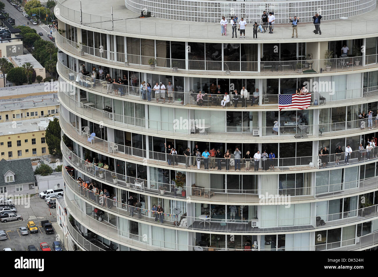 Apr. 17, 2011 - Long Beach, California, Stati Uniti - LONG BEACH, CALIF. Stati Uniti d'America -- vista aerea di fan della gara internazionale in torre durante l'Izod Indy Car Series gara durante la Toyota Grand Prix di Long Beach (California) il 17 aprile 2011..Foto di Jeff Gritchen / Long Beach Press-Telegram. (Credito Immagine: © Jeff Gritchen/ZUMAPRESS.com) Foto Stock