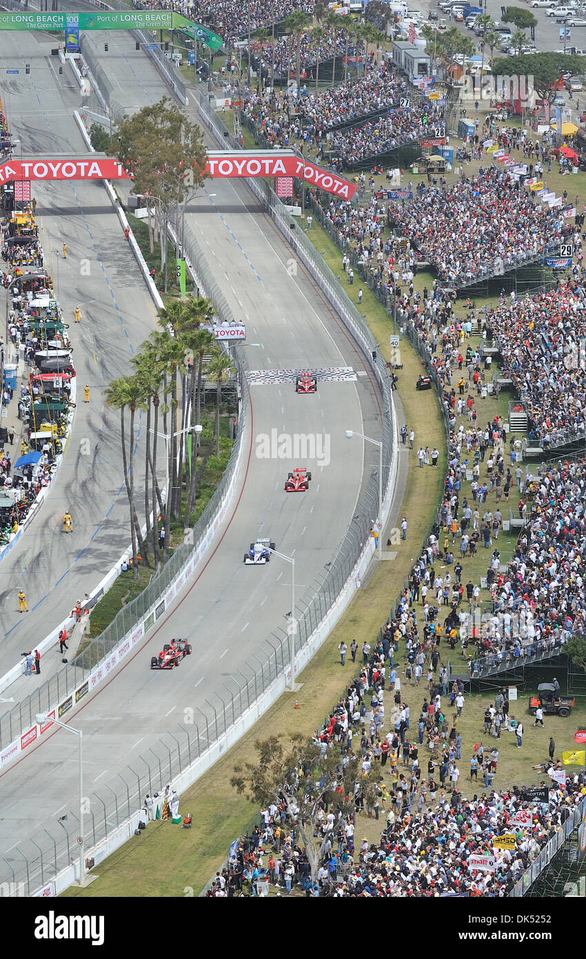 Apr. 17, 2011 - Long Beach, California, Stati Uniti - LONG BEACH, CALIF. Stati Uniti d'America -- vista aerea dell'Izod Indy Car Series gara durante la Toyota Grand Prix di Long Beach (California) il 17 aprile 2011. I piloti sono sul litorale Drive..Foto di Jeff Gritchen / Long Beach Press-Telegram. (Credito Immagine: © Jeff Gritchen/ZUMAPRESS.com) Foto Stock