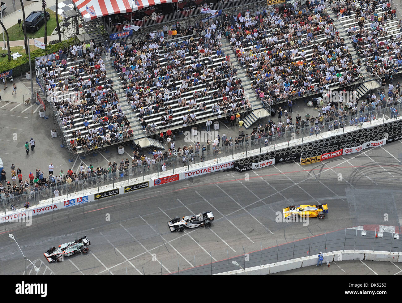 Apr. 17, 2011 - Long Beach, California, Stati Uniti - LONG BEACH, CALIF. Stati Uniti d'America -- vista aerea dell'Izod Indy Car Series gara durante la Toyota Grand Prix di Long Beach (California) il 17 aprile 2011. Gara tifosi guardare le vetture in testa al tornante..Foto di Jeff Gritchen / Long Beach Press-Telegram. (Credito Immagine: © Jeff Gritchen/ZUMAPRESS.com) Foto Stock