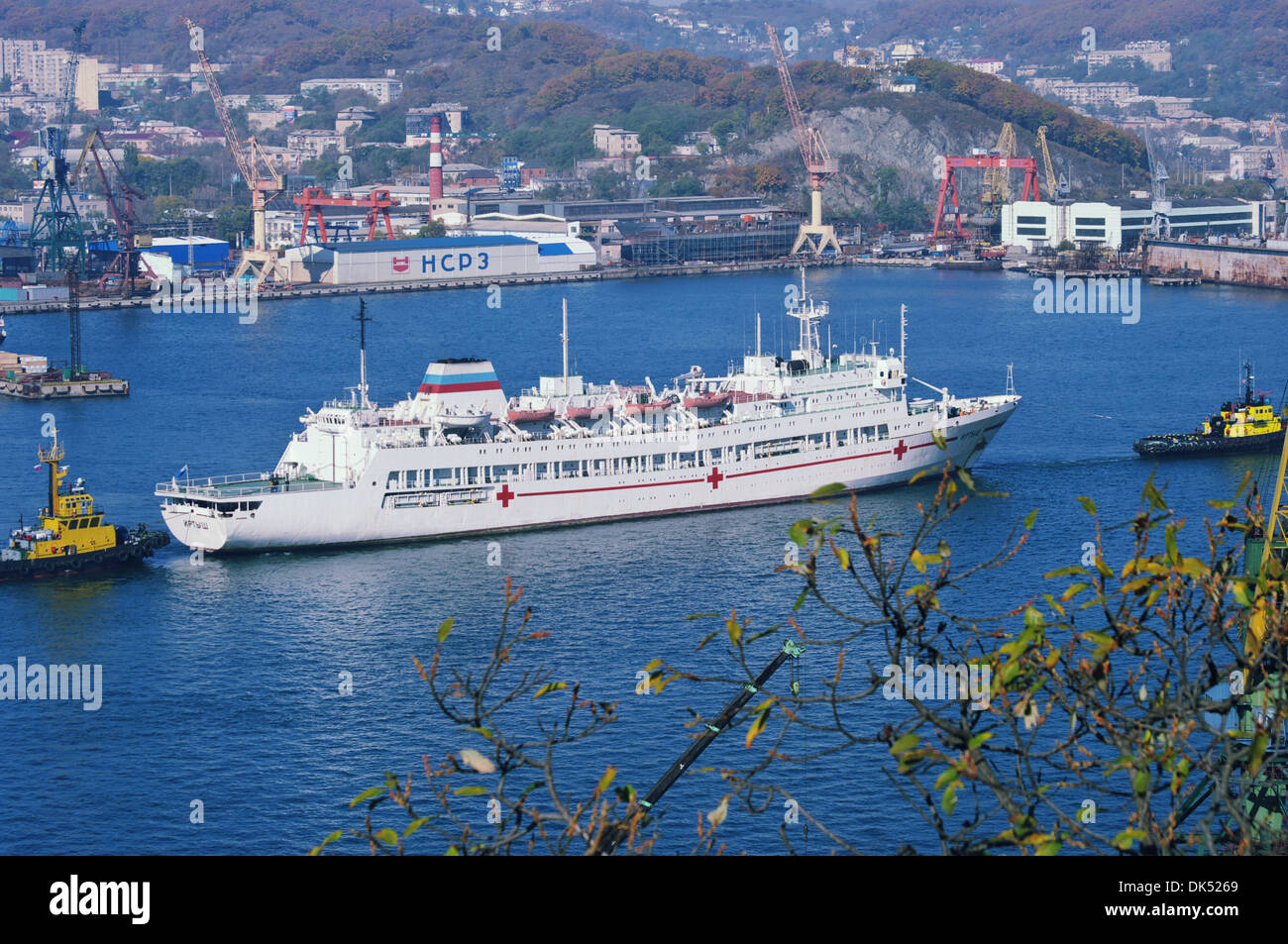 Nave ospedale di lasciare il porto di Russia Foto Stock