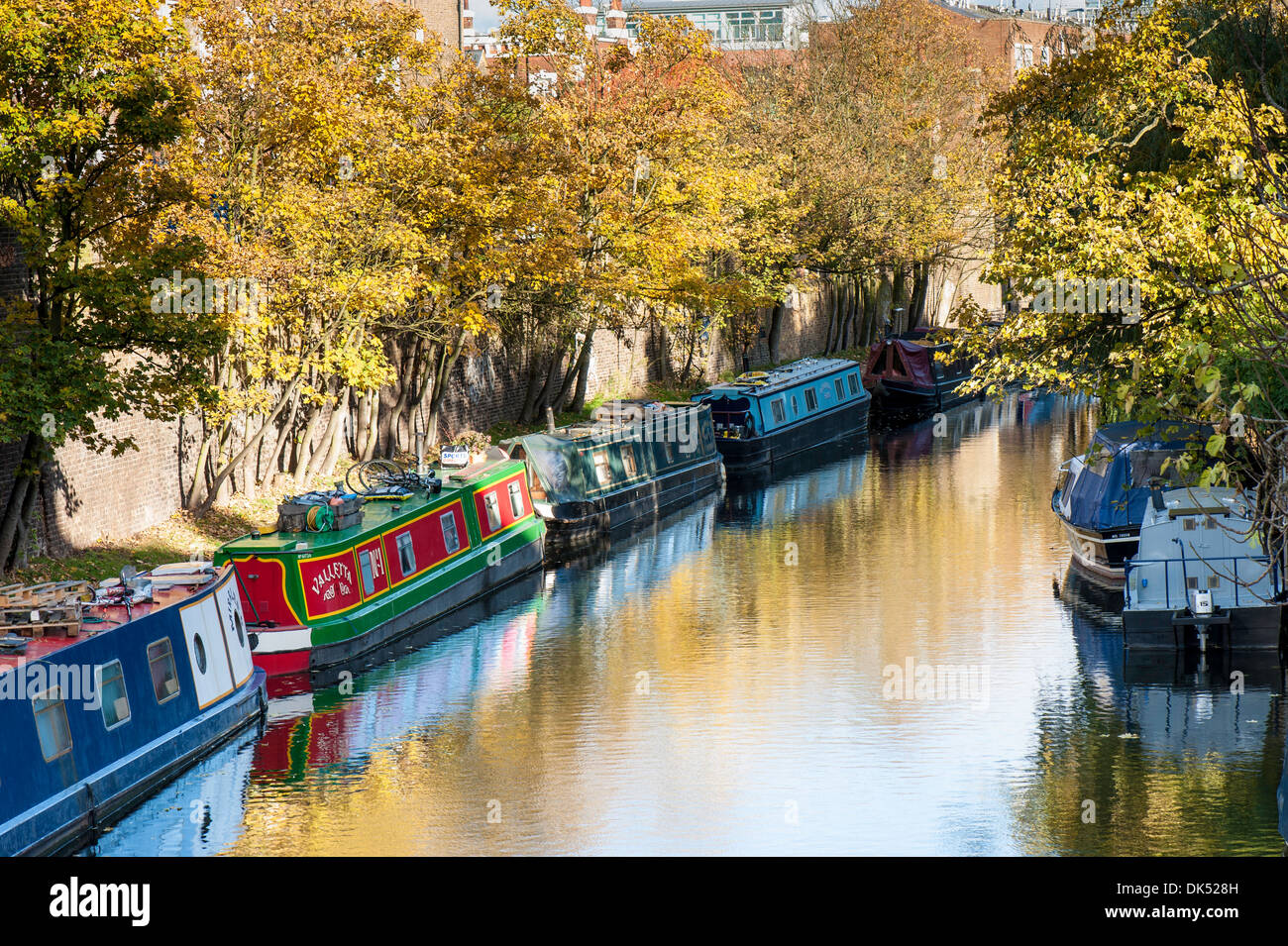 Regents Canal in autunno, Camden Town, Londra, Regno Unito Foto Stock