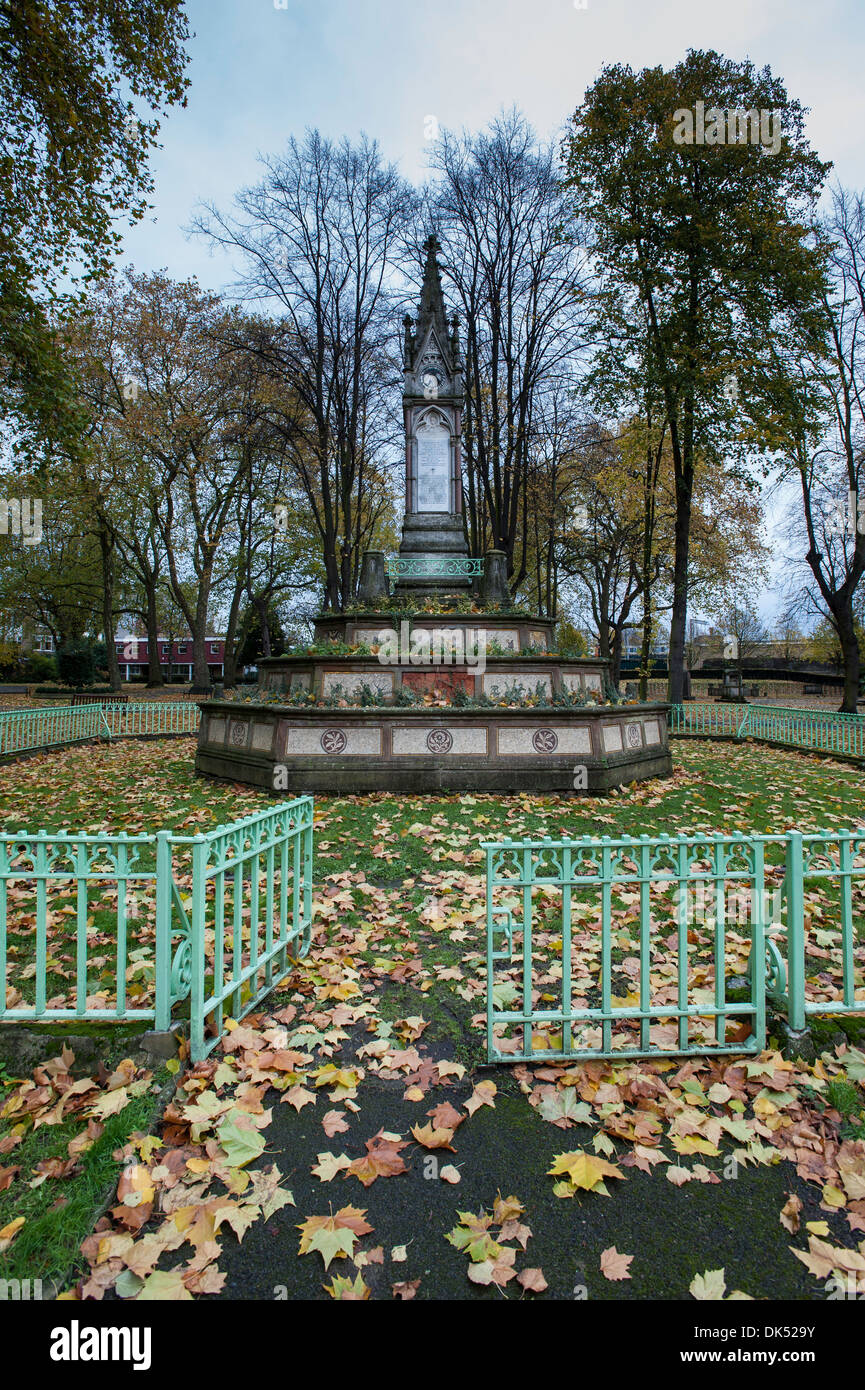 St Pancras giardini in autunno, London, Regno Unito Foto Stock