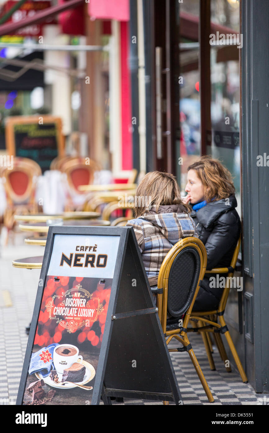 Cafe nero marciapiede della catena di caffè popolari Foto Stock