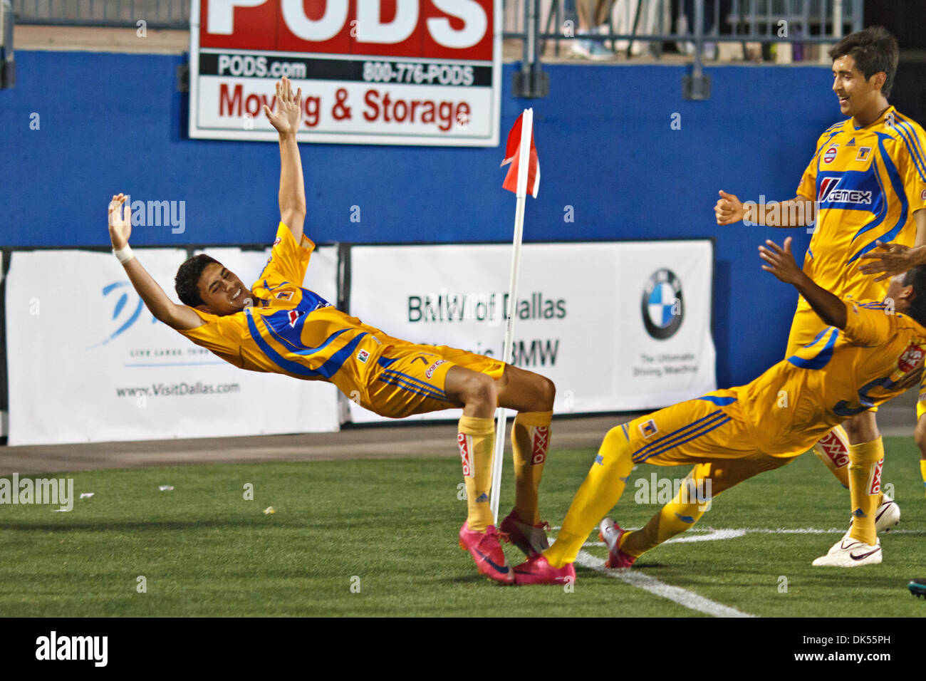 Apr. 22, 2011 - Frisco, Texas, USA - Tigres Oscar Montoya (7) celebra il suo obiettivo con i tuoi compagni di squadra durante il venerdi di Gordon Jago Super gruppo semi-finale corrisponde al Dr. Pepper Dallas Cup XXXII. Tigres sconfitte FC Dallas 5-0 al Pizza Hut Park. (Credito Immagine: © Andrew Dieb/Southcreek globale/ZUMAPRESS.com) Foto Stock