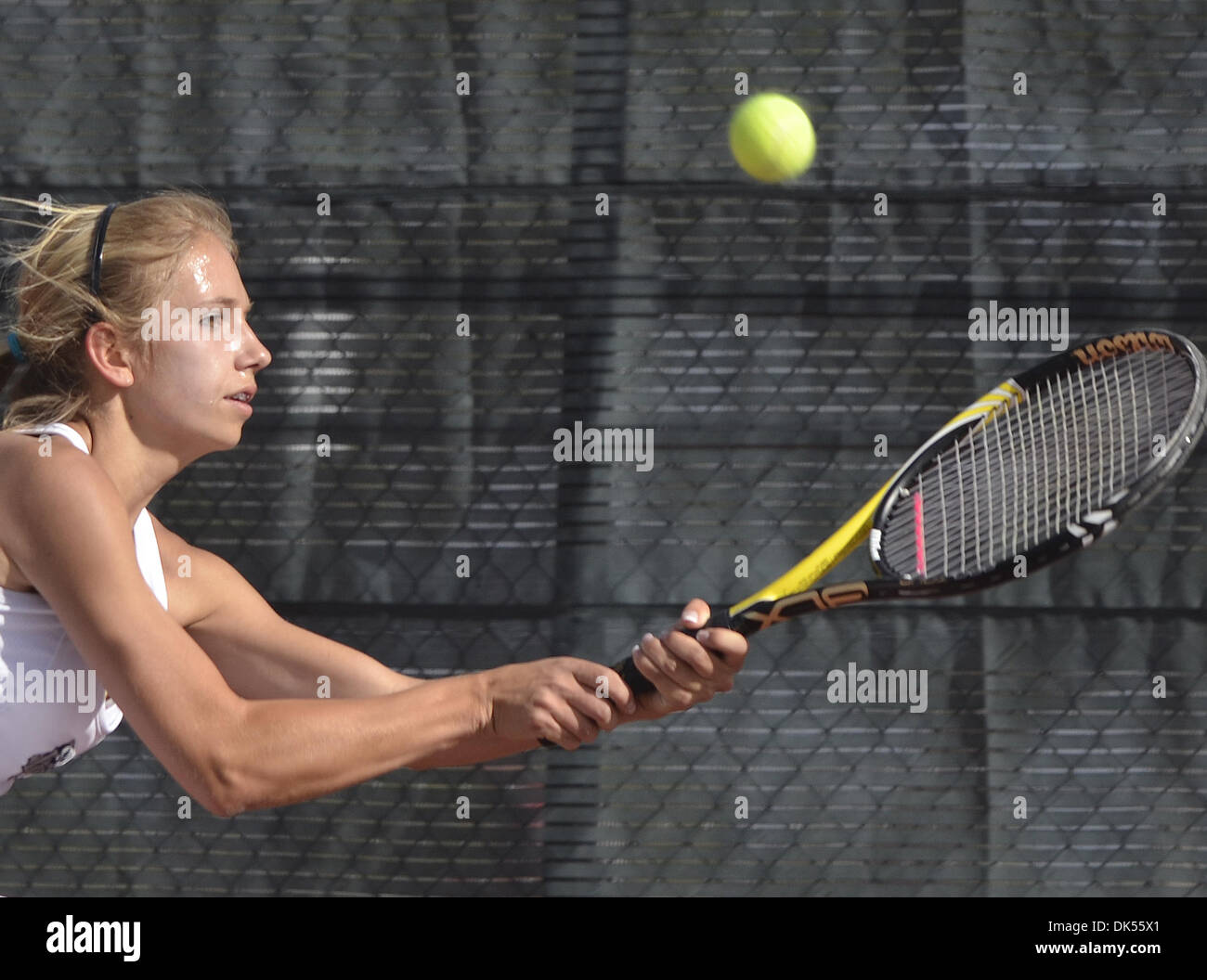 Apr. 23, 2011 - Albuquerque, New Mexico, U.S. - Roberto E. Rosales.Anna Kuuttila(CQ) di La Cueva si allunga per tornare una sfera contro Albuquerque alta di Chloe Lee(CQ) Sabato mattina durante le ragazze singles gara di campionato nel torneo di Metro. Kuuttila(CQ) sconfisse Lee(CQ) a prendere il titolo a Albuquerque Academy. .Albuquerque, Nuovo Messico. (Albuquerque Journal / Roberto E. Foto Stock