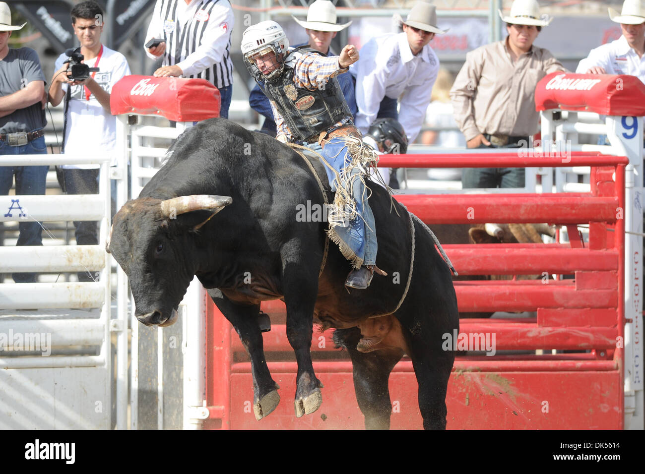 Apr. 23, 2011 - Clovis, California, Stati Uniti - Brady Scott Williams di Snelling, CA rides Smokin' Aces presso la Clovis Rodeo. (Credito Immagine: © Matt Cohen/Southcreek globale/ZUMAPRESS.com) Foto Stock