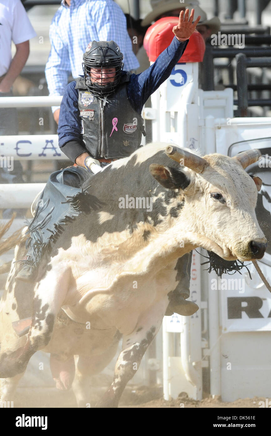 Apr. 23, 2011 - Clovis, California, Stati Uniti - Cody Tesch di Berthod, CO rides Little Joe Hoppe a Clovis Rodeo. (Credito Immagine: © Matt Cohen/Southcreek globale/ZUMAPRESS.com) Foto Stock