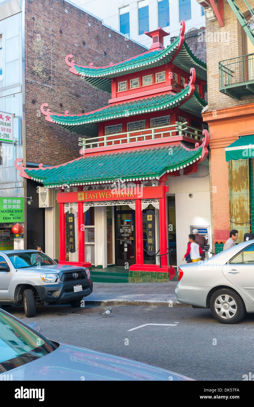 Cinese tradizionale struttura di edificio con banca all'interno. Situato a China Town di San Francisco, California. Foto Stock