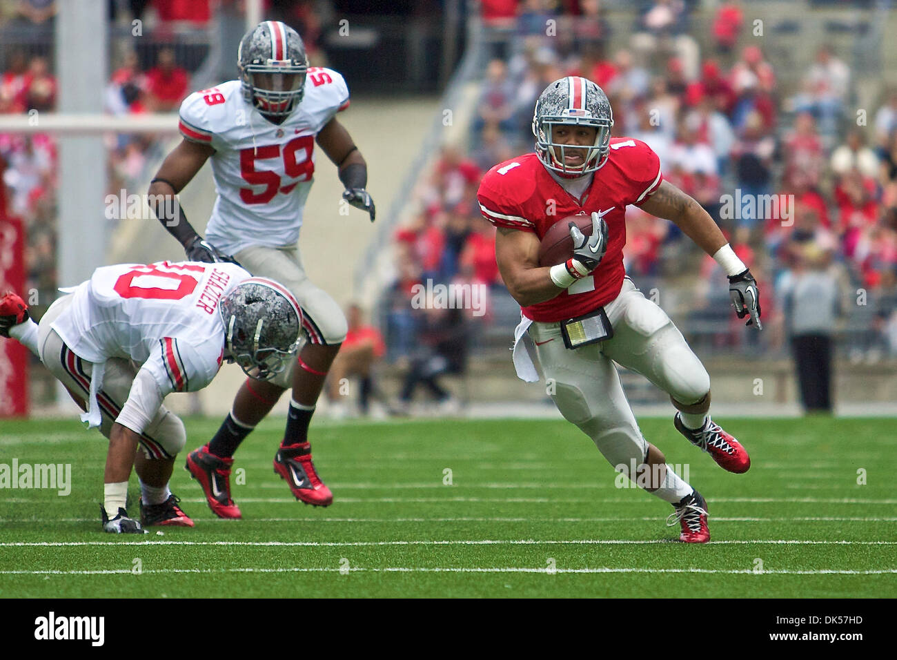 Apr. 23, 2011 - Columbus, Ohio, Stati Uniti - Ohio State Buckeyes running back Dan Herron (1) corre con la palla ed è inseguito da Buckeyes linebacker Ryan Shazier (10) e difensivo Buckeyes lineman Stewart Smith (59) durante la primavera 2011 Gioco presso lo Stadio Ohio. (Credito Immagine: © Scott Stuart/Southcreek globale/ZUMAPRESS.com) Foto Stock