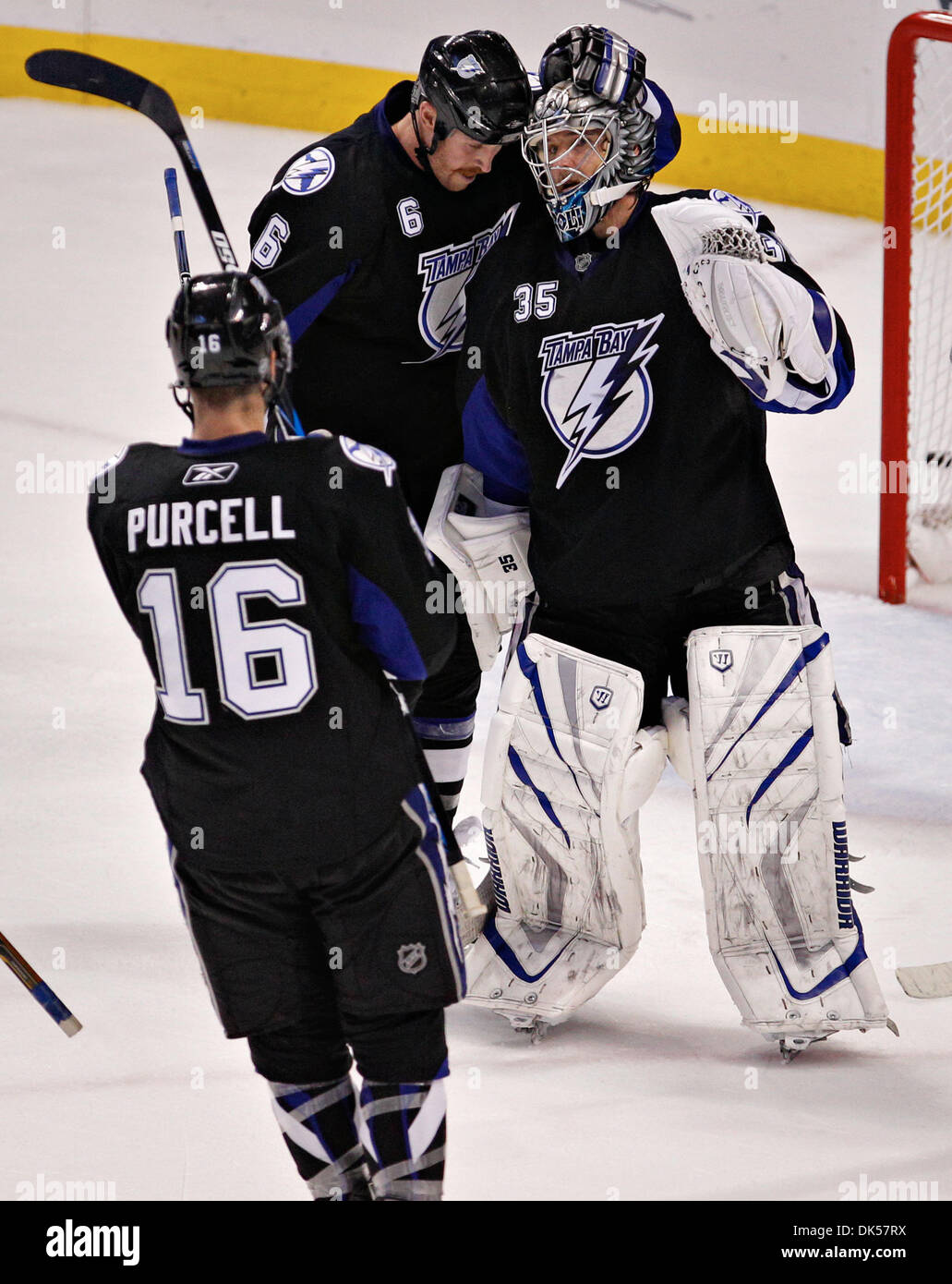 Apr. 25, 2011 - DANIEL WALLACE | Orari.TP_337145_parete_Lightning_18 (04/25/2011) di Tampa Tampa Bay Lightning ala sinistra Ryan Malone (6) Pattini oltre al goalie Dwayne Roloson (35) come il fulmine tie serie a tre gioco con un 4-2 vincere, come ala destra Teddy Purcell (16) si unisce a. Periodo di tre azioni: il Tampa Bay Lightning giocare i pinguini di Pittsburgh a St. Pete Times Forum su Foto Stock