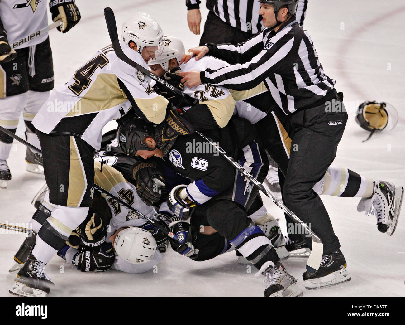 Apr. 25, 2011 - DANIEL WALLACE | Orari.TP_337145_parete_Lightning_19 (04/25/2011) di Tampa Tampa Bay Lightning ala sinistra Ryan Malone (6) centro e Steven Stamkos (91) (non mostrato) groviglio con diversi i pinguini di Pittsburgh, compresa l'ala sinistra di Kunitz Chris (14), defenceman Brooks Orpik (44) e l'ala destra Alexei Kovalev (72). Periodo di tre azioni: il Tampa Bay Lightning riprodurre il Pittsb Foto Stock
