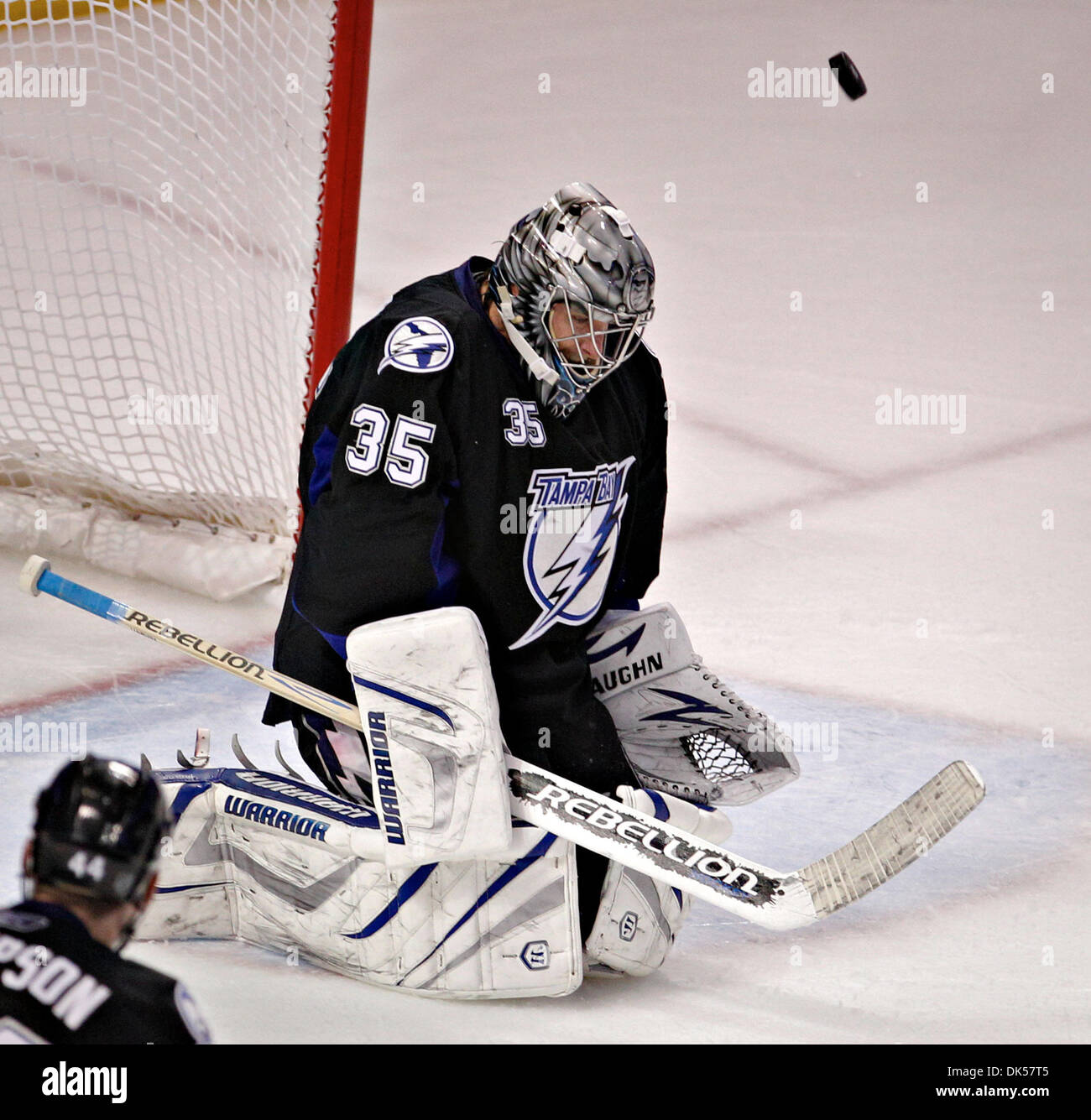 Apr. 25, 2011 - DANIEL WALLACE | Orari.TP_337145_parete_Lightning_22 (04/25/2011) di Tampa Tampa Bay Lightning goalie Dwayne Roloson (35) deflette un tiro in porta durante il secondo periodo. Periodo due azione: il Tampa Bay Lightning giocare i pinguini di Pittsburgh a St. Pete Times Forum il lunedì nel gioco 6 del primo round di spareggio. [DANIEL WALLACE, volte] (credito Immagine: © San Pe Foto Stock