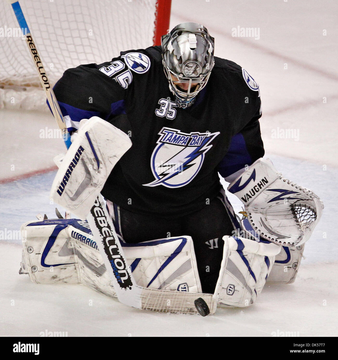 Apr. 25, 2011 - DANIEL WALLACE | Orari.TP_337145_parete_Lightning_24 (04/25/2011) di Tampa Tampa Bay Lightning goalie Dwayne Roloson (35) arresta un tiro in porta durante il secondo periodo. Periodo due azione: il Tampa Bay Lightning giocare i pinguini di Pittsburgh a St. Pete Times Forum il lunedì nel gioco 6 del primo round di spareggio. [DANIEL WALLACE, volte] (credito Immagine: © St. Pete Foto Stock