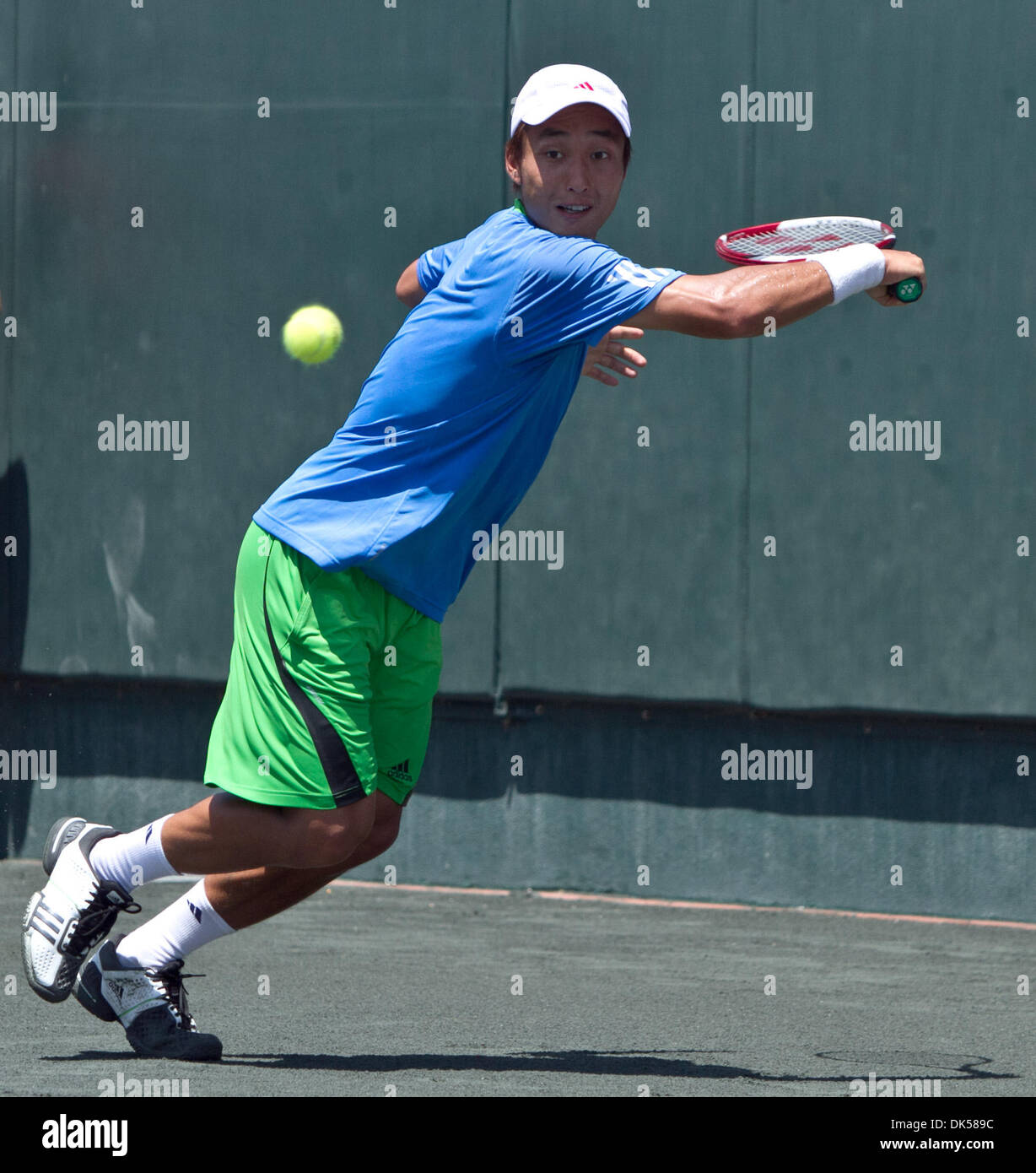 Apr. 27, 2011 - Sarasota, Florida, Stati Uniti d'America - Longboat Key, FL - 25 Aprile: GO SOEDA (JPN) perde in tre set di Frank Dancevic (possibile) 62, 36,16. (Credito Immagine: © Andrew patrono/ZUMAPRESS.com) Foto Stock