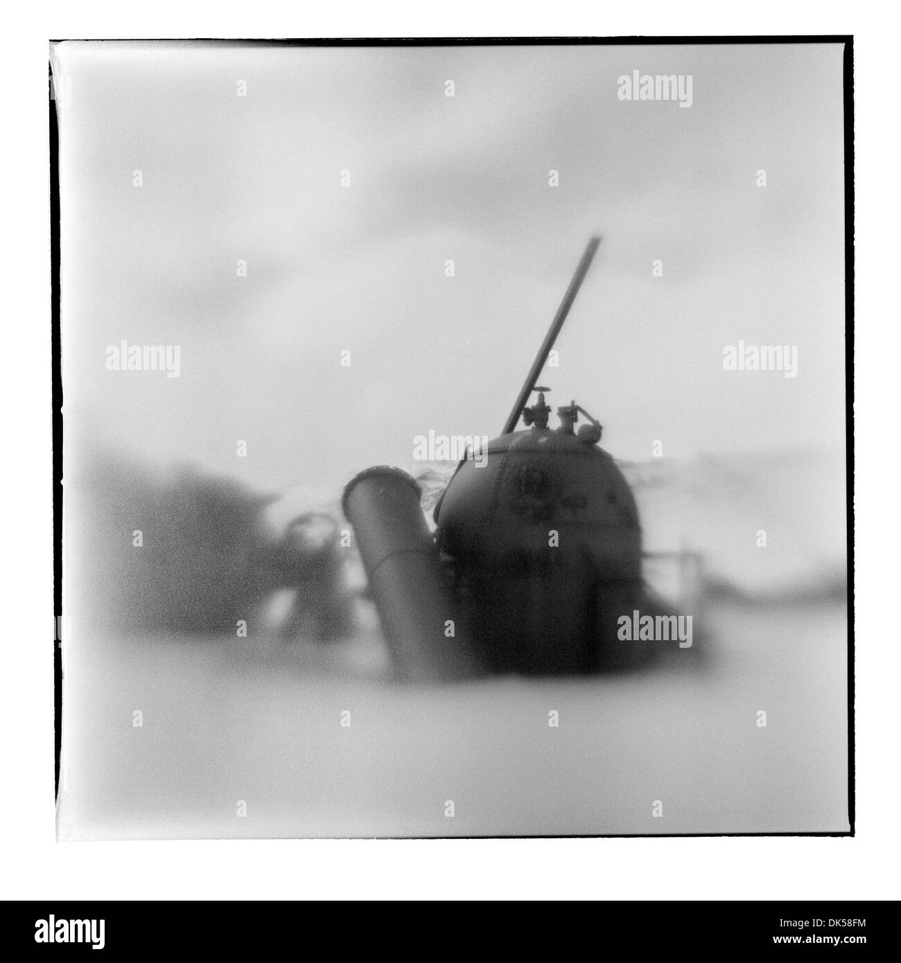 L'Antartide, isola Deception, offuscata immagine in bianco e nero di ruggine caldaie in neve a Whalers Cove Foto Stock