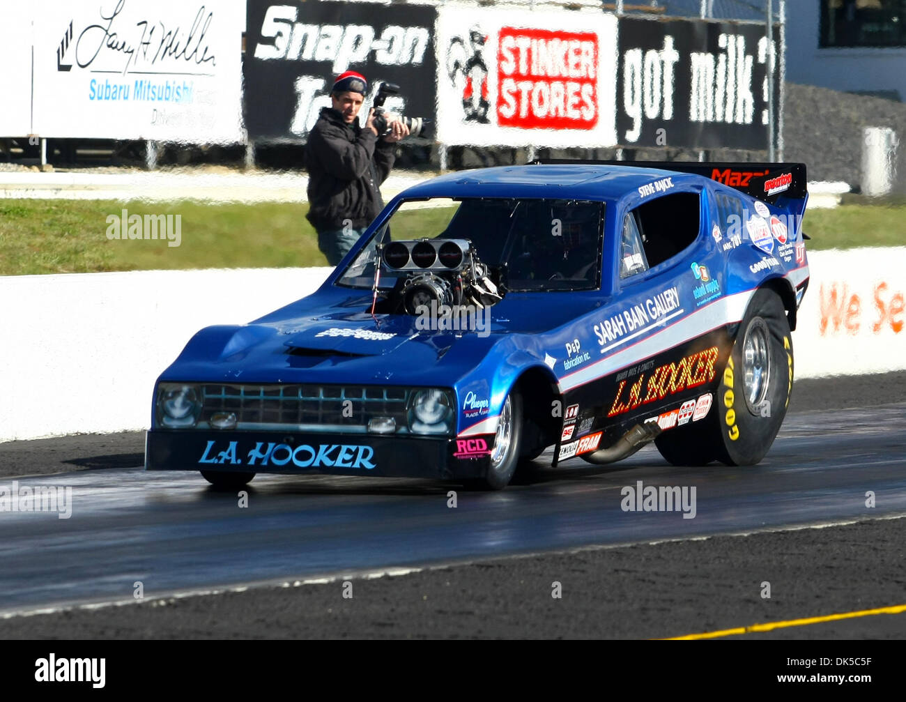 Aprile 30, 2011 - Eagle, Idaho, Stati Uniti d'America - NHRA Funny auto conducente Steve Rajcic durante la scorsa sessione di qualifica al patrimonio NHRA Serie evento presso la quarantunesima edizione annuale di parti per auto NAPA accenditore presentato da Dan Weibold Ford, come una parte dell'olio Lucas Drag Racing Series. (Credito Immagine: © Brian Lossness/Southcreek globale/ZUMAPRESS.com) Foto Stock