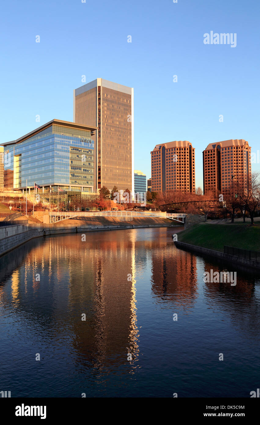 Richmond Virginia. Il centro dei grattacieli di riflessione nel James River e Kanawha Canal nel tardo pomeriggio la luce del sole. Foto Stock