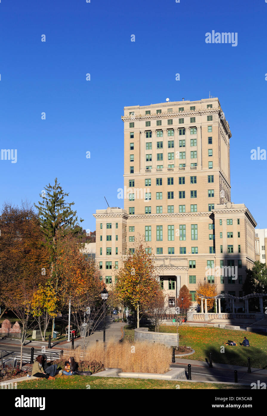 Asheville, North Carolina. Persone in Pack Square park Foto Stock