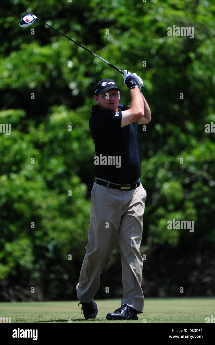 1 maggio 2011 - Avondale, Louisiana, Stati Uniti - Tommy Gainey guarda il suo tee-shot durante il round finale del classico di Zurigo che si terrà presso il TPC della Louisiana in Avondale, Louisiana. Bubba Watson avrebbe vinto il torneo in un playoff con Webb Simpson. (Credito Immagine: © Stacy Revere/Southcreek globale/ZUMAPRESS.com) Foto Stock