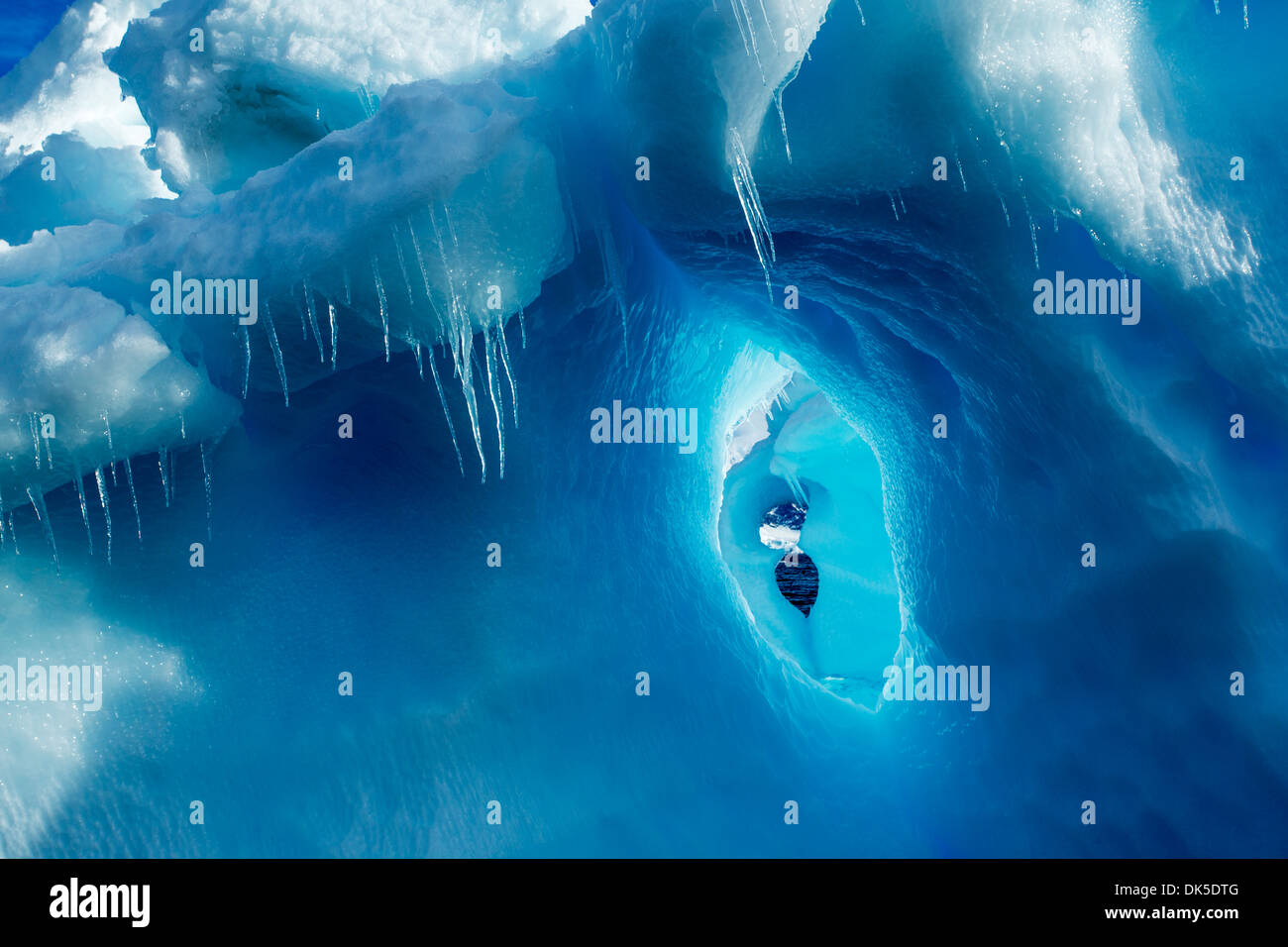 L'Antartide, ghiaccioli pendono dalla iceberg vicino a Enterprise isola in Wilhelmina Bay lungo la Penisola Antartica Foto Stock